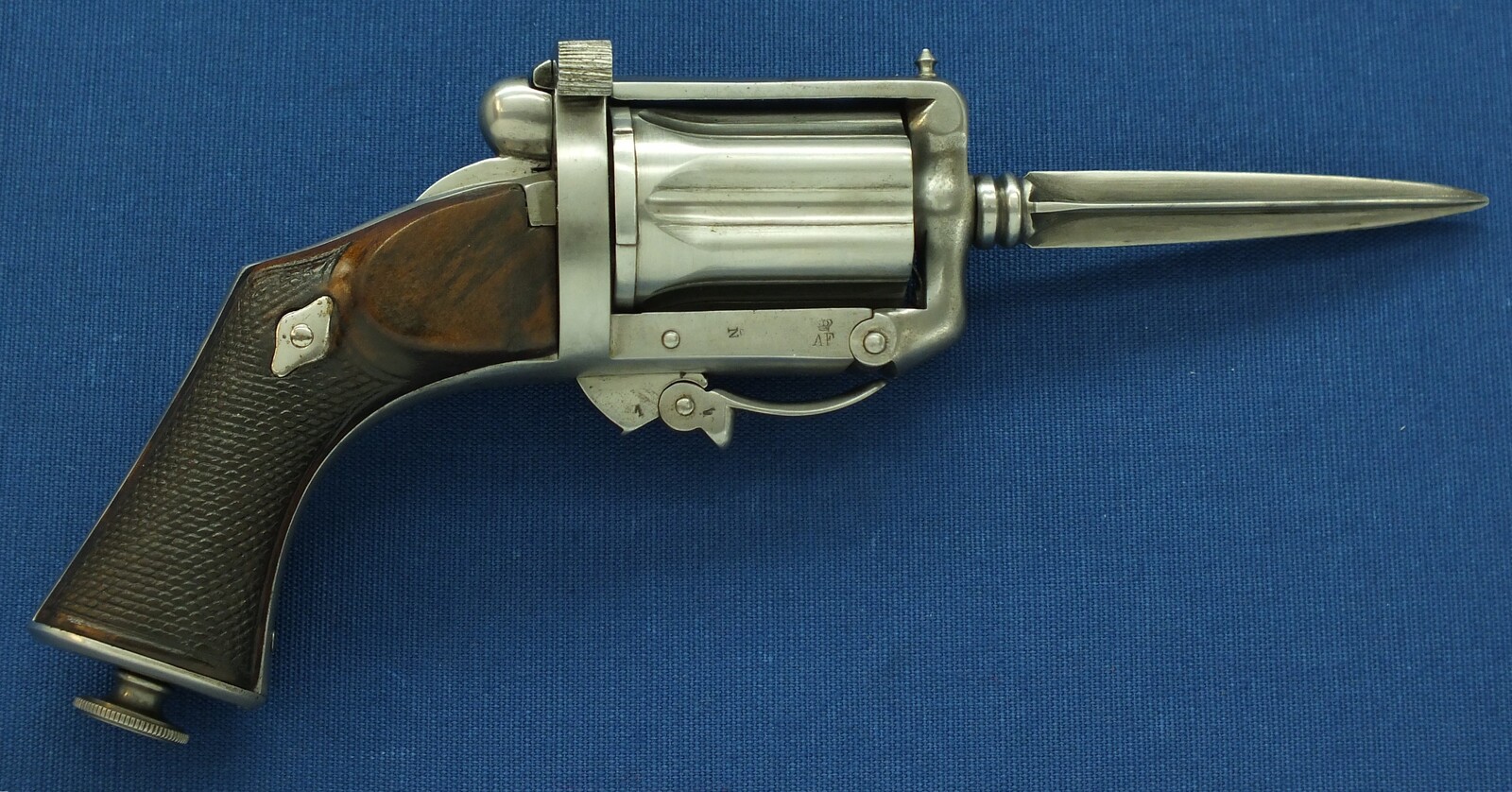 A Rare antique French Devisme a Paris 6 shot Double-Action Pepperbox-Dagger pistol. Caliber 7mm centerfire. Length 23cm. In very good condition. Price 1.750 euro.