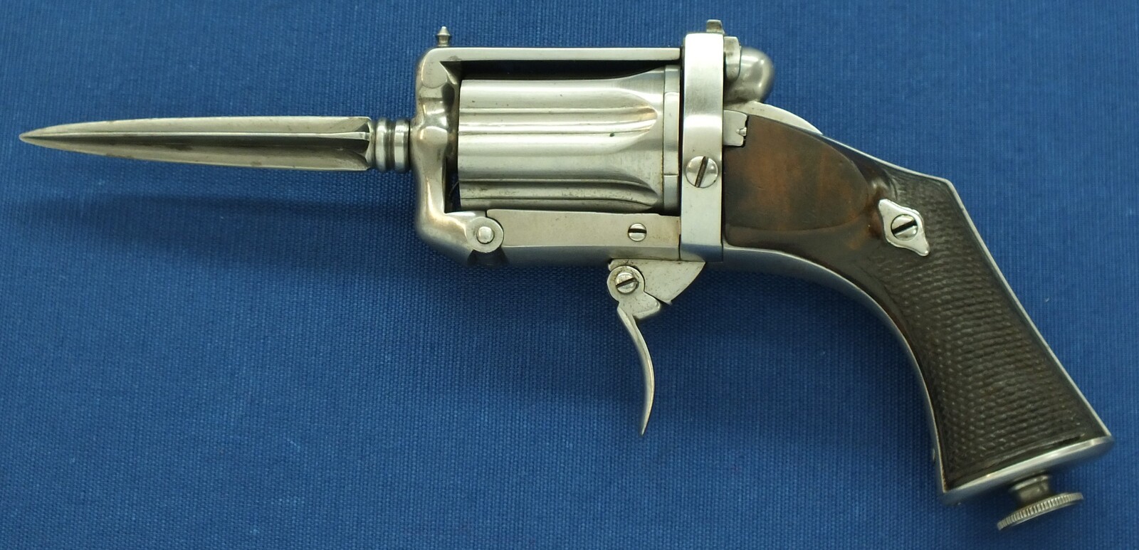 A Rare antique French Devisme a Paris 6 shot Double-Action Pepperbox-Dagger pistol. Caliber 7mm centerfire. Length 23cm. In very good condition. Price 1.750 euro.