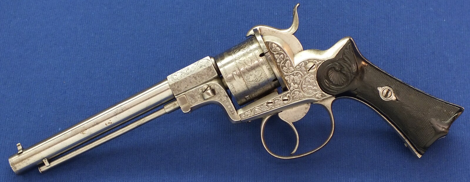 A rare antique French engraved and chisseled PLIERS Patent 6 shot 9mm Pinfire Revolver by VIEUX ARQ. A PARIS. Length 31cm. In very good condition. Price 1.950 euro.