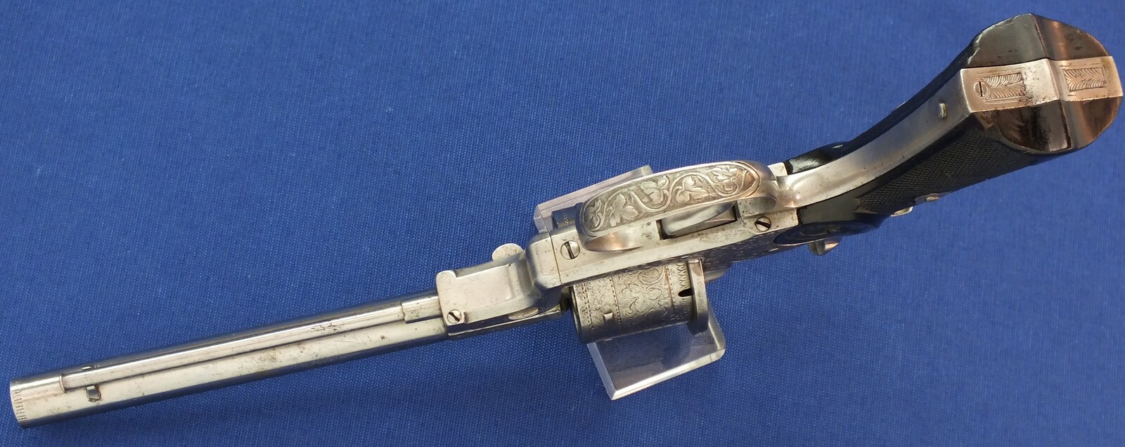 A rare antique French engraved and chisseled PLIERS Patent 6 shot 9mm Pinfire Revolver by VIEUX ARQ. A PARIS. Length 31cm. In very good condition. Price 1.950 euro.