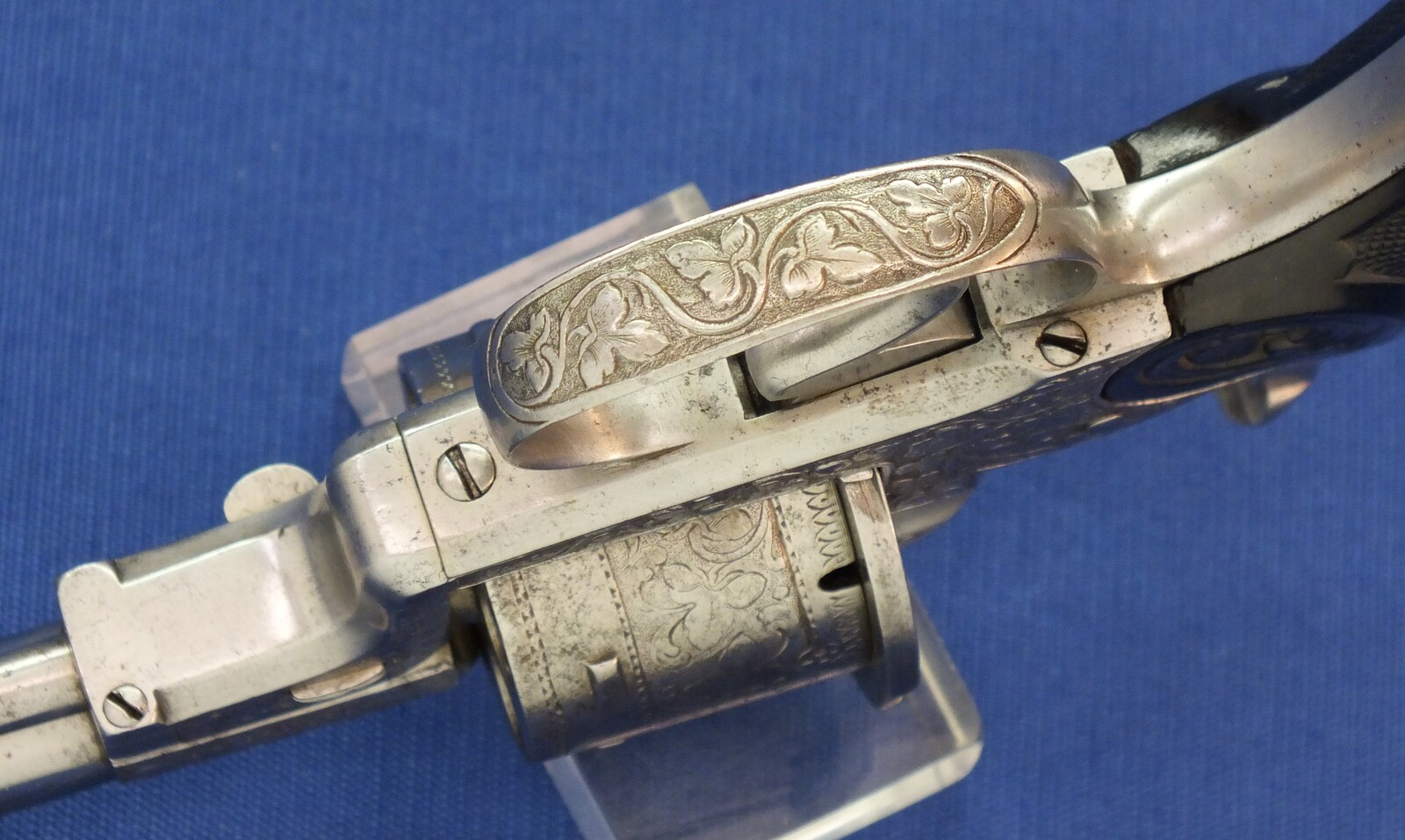 A rare antique French engraved and chisseled PLIERS Patent 6 shot 9mm Pinfire Revolver by VIEUX ARQ. A PARIS. Length 31cm. In very good condition. Price 1.950 euro.