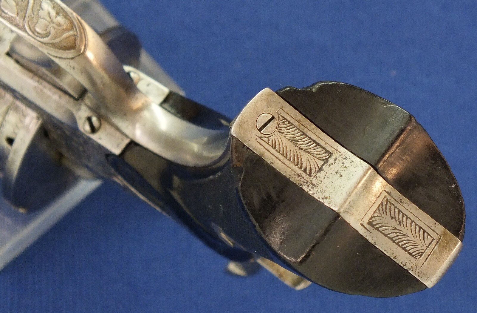 A rare antique French engraved and chisseled PLIERS Patent 6 shot 9mm Pinfire Revolver by VIEUX ARQ. A PARIS. Length 31cm. In very good condition. Price 1.950 euro.