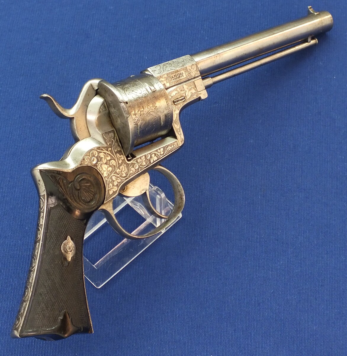 A rare antique French engraved and chisseled PLIERS Patent 6 shot 9mm Pinfire Revolver by VIEUX ARQ. A PARIS. Length 31cm. In very good condition. Price 1.950 euro.