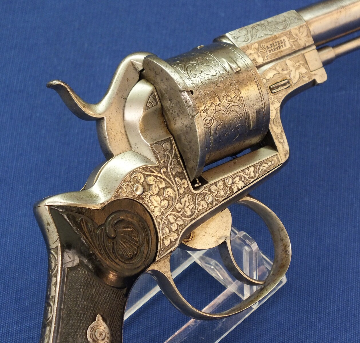A rare antique French engraved and chisseled PLIERS Patent 6 shot 9mm Pinfire Revolver by VIEUX ARQ. A PARIS. Length 31cm. In very good condition. Price 1.950 euro.