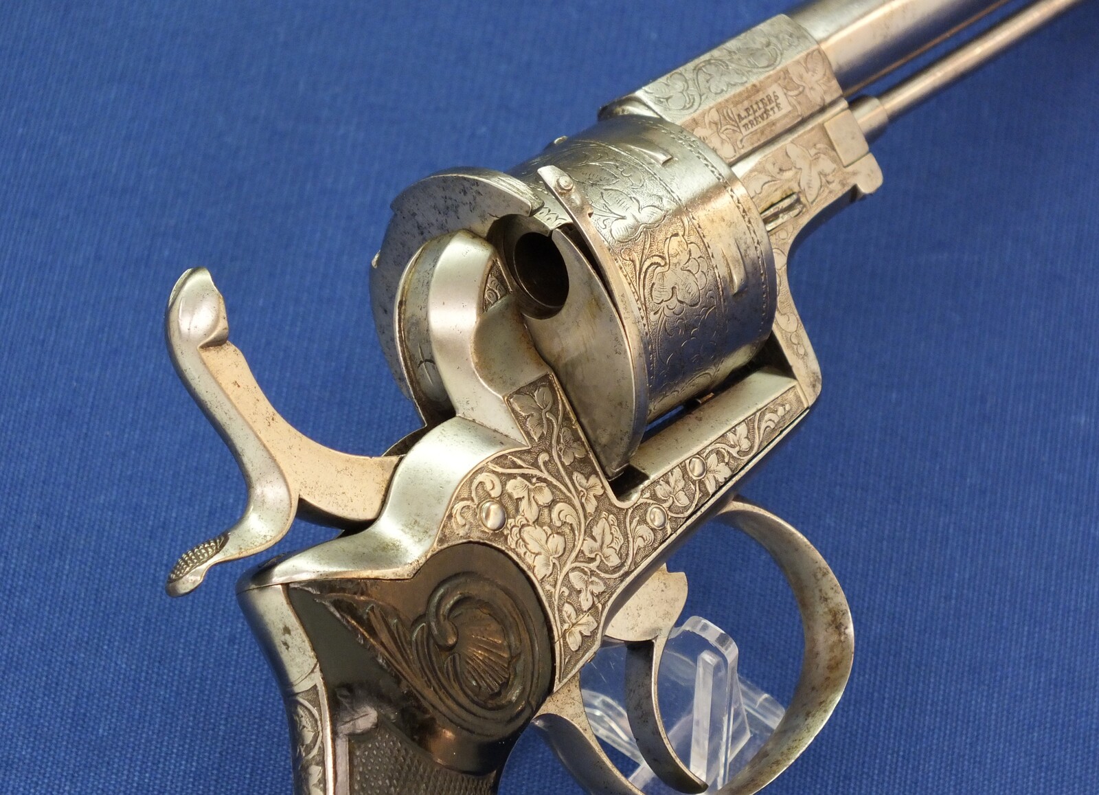 A rare antique French engraved and chisseled PLIERS Patent 6 shot 9mm Pinfire Revolver by VIEUX ARQ. A PARIS. Length 31cm. In very good condition. Price 1.950 euro.