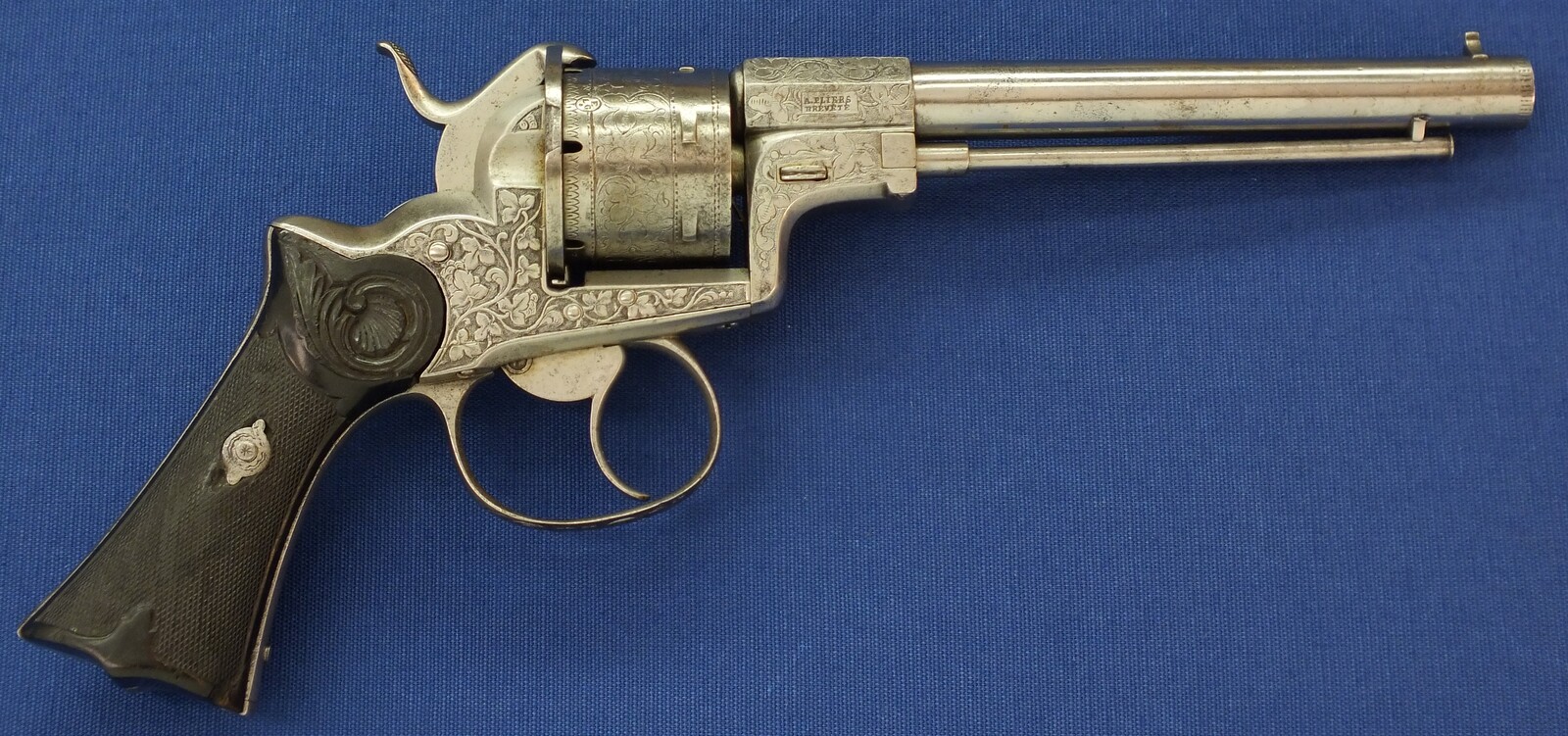 A rare antique French engraved and chisseled PLIERS Patent 6 shot 9mm Pinfire Revolver by VIEUX ARQ. A PARIS. Length 31cm. In very good condition. Price 1.950 euro.