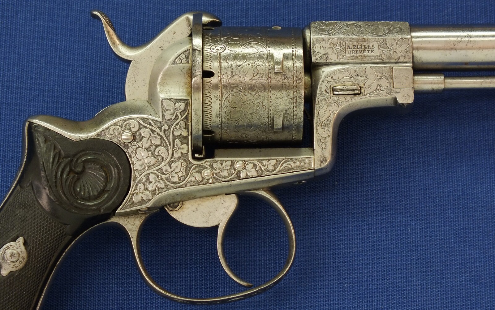 A rare antique French engraved and chisseled PLIERS Patent 6 shot 9mm Pinfire Revolver by VIEUX ARQ. A PARIS. Length 31cm. In very good condition. Price 1.950 euro.