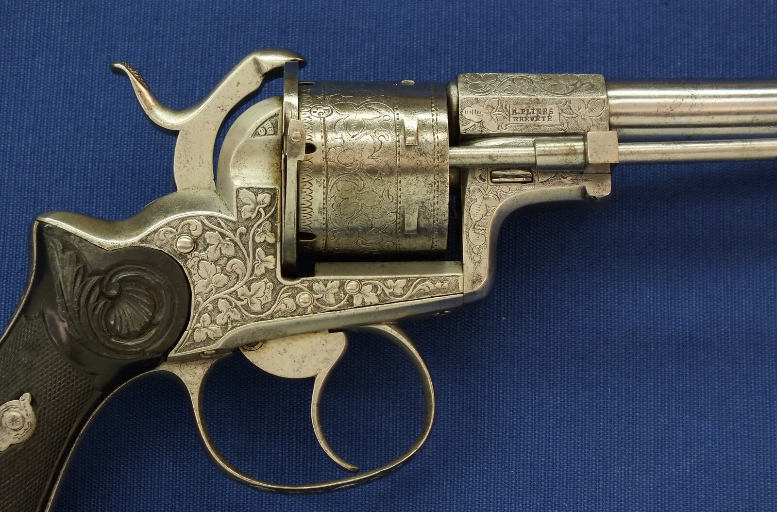 A rare antique French engraved and chisseled PLIERS Patent 6 shot 9mm Pinfire Revolver by VIEUX ARQ. A PARIS. Length 31cm. In very good condition. Price 1.950 euro.