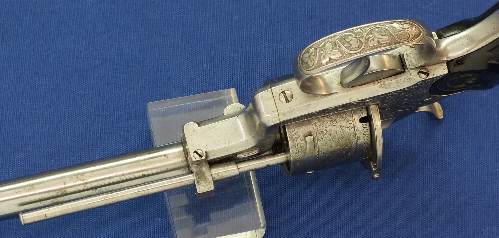 A rare antique French engraved and chisseled PLIERS Patent 6 shot 9mm Pinfire Revolver by VIEUX ARQ. A PARIS. Length 31cm. In very good condition. Price 1.950 euro.