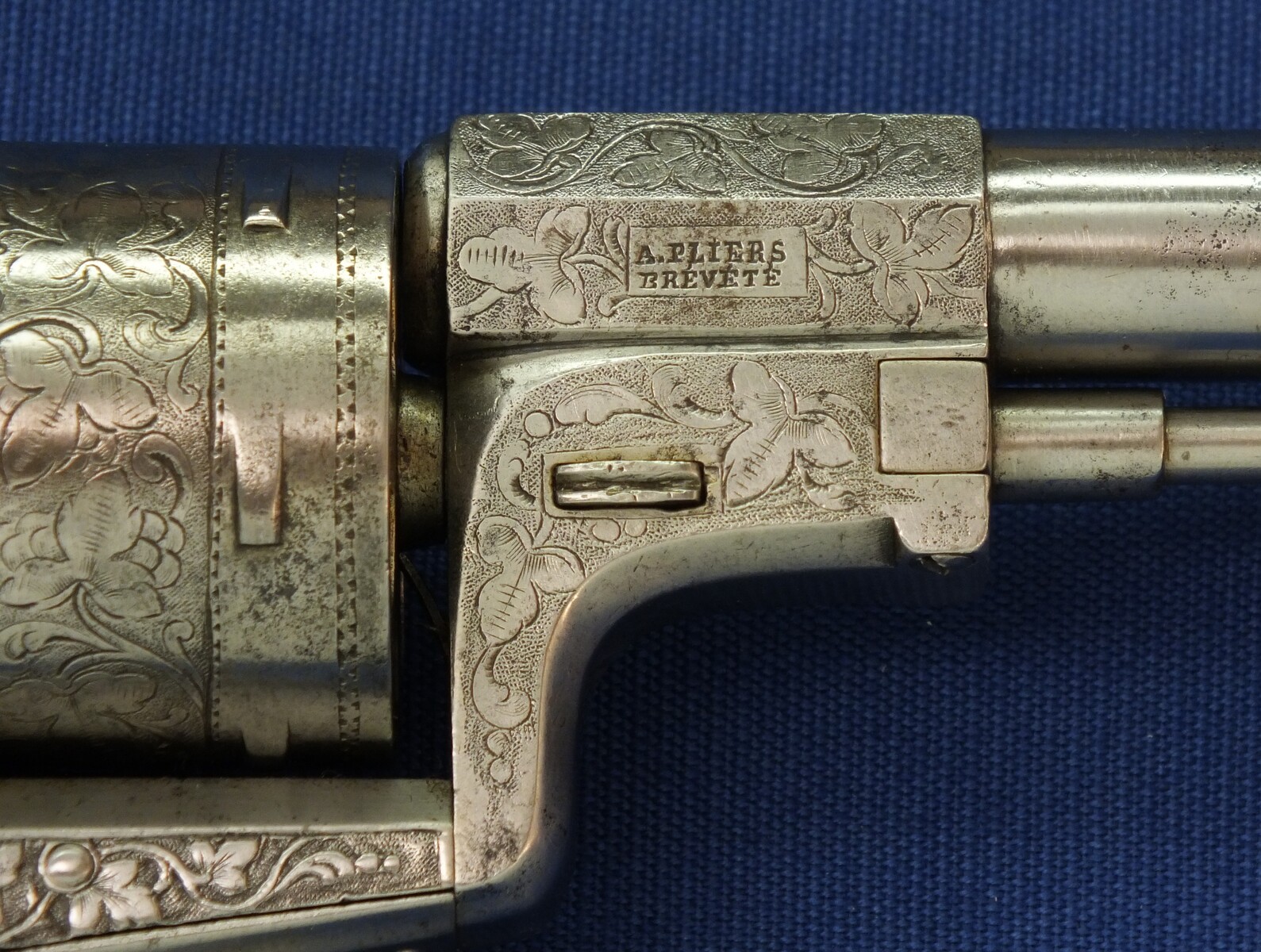A rare antique French engraved and chisseled PLIERS Patent 6 shot 9mm Pinfire Revolver by VIEUX ARQ. A PARIS. Length 31cm. In very good condition. Price 1.950 euro.