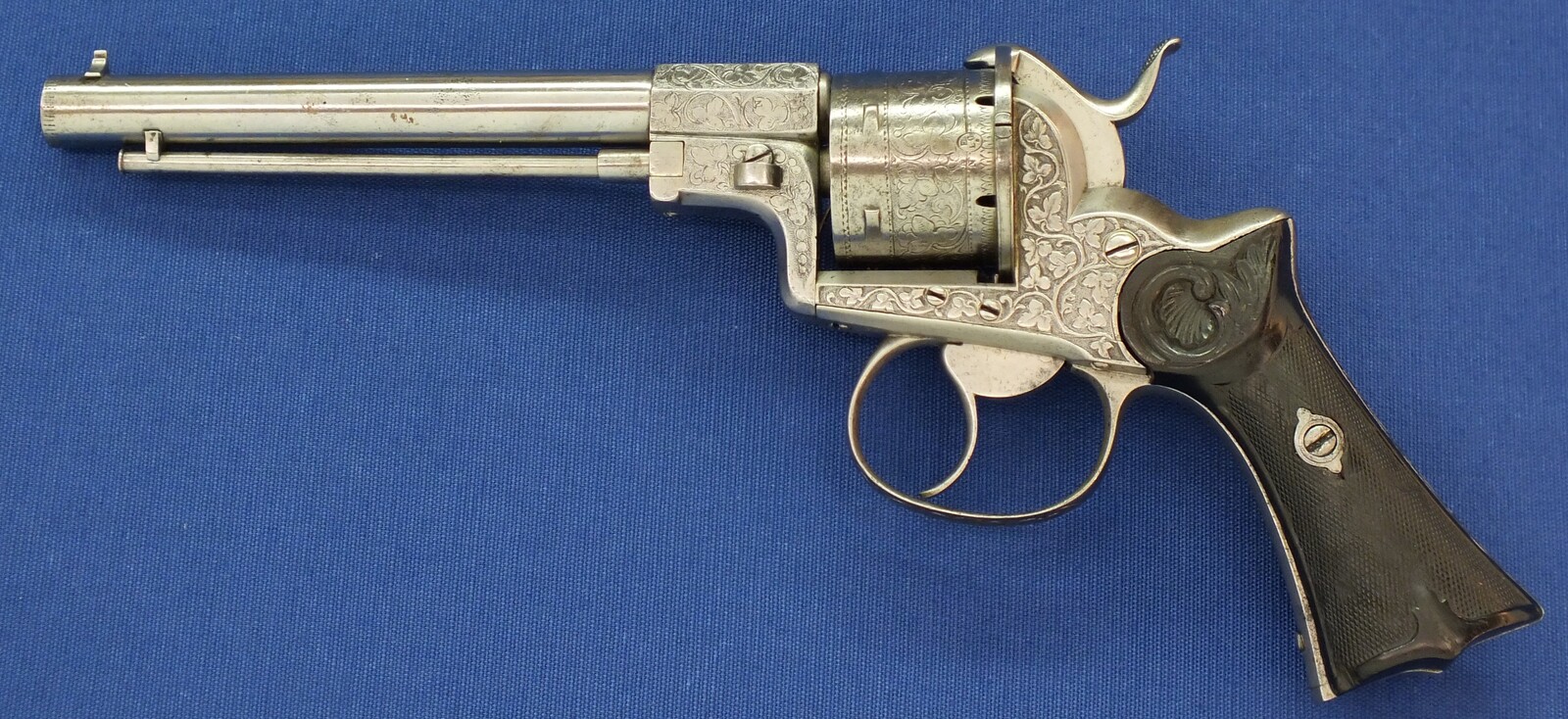 A rare antique French engraved and chisseled PLIERS Patent 6 shot 9mm Pinfire Revolver by VIEUX ARQ. A PARIS. Length 31cm. In very good condition. Price 1.950 euro.