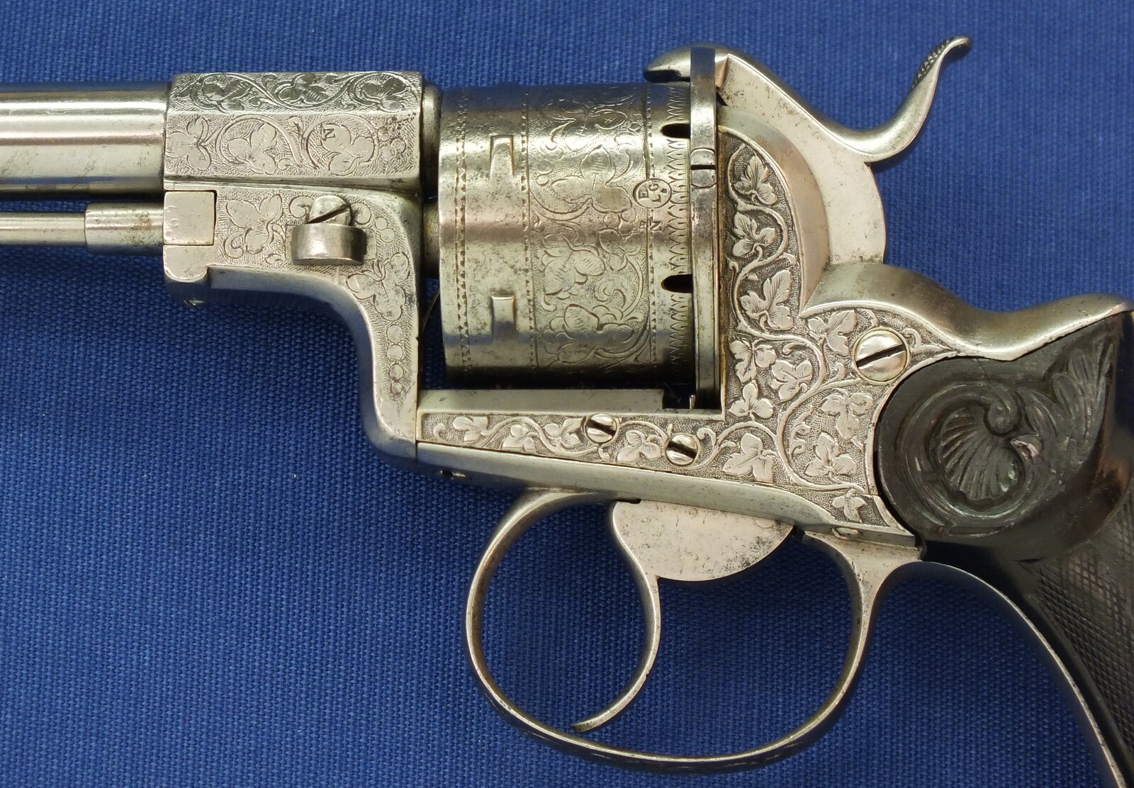 A rare antique French engraved and chisseled PLIERS Patent 6 shot 9mm Pinfire Revolver by VIEUX ARQ. A PARIS. Length 31cm. In very good condition. Price 1.950 euro.