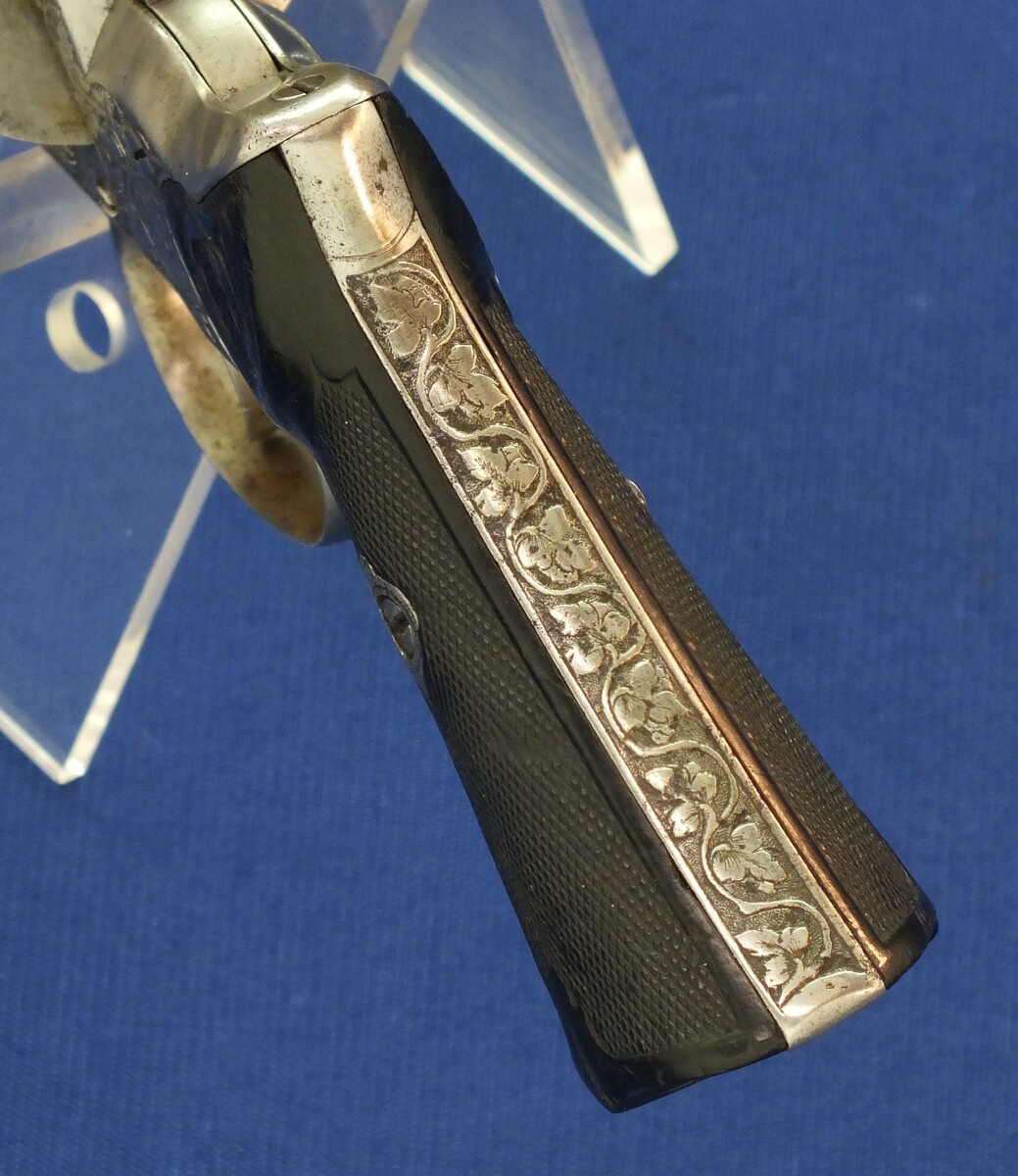 A rare antique French engraved and chisseled PLIERS Patent 6 shot 9mm Pinfire Revolver by VIEUX ARQ. A PARIS. Length 31cm. In very good condition. Price 1.950 euro.