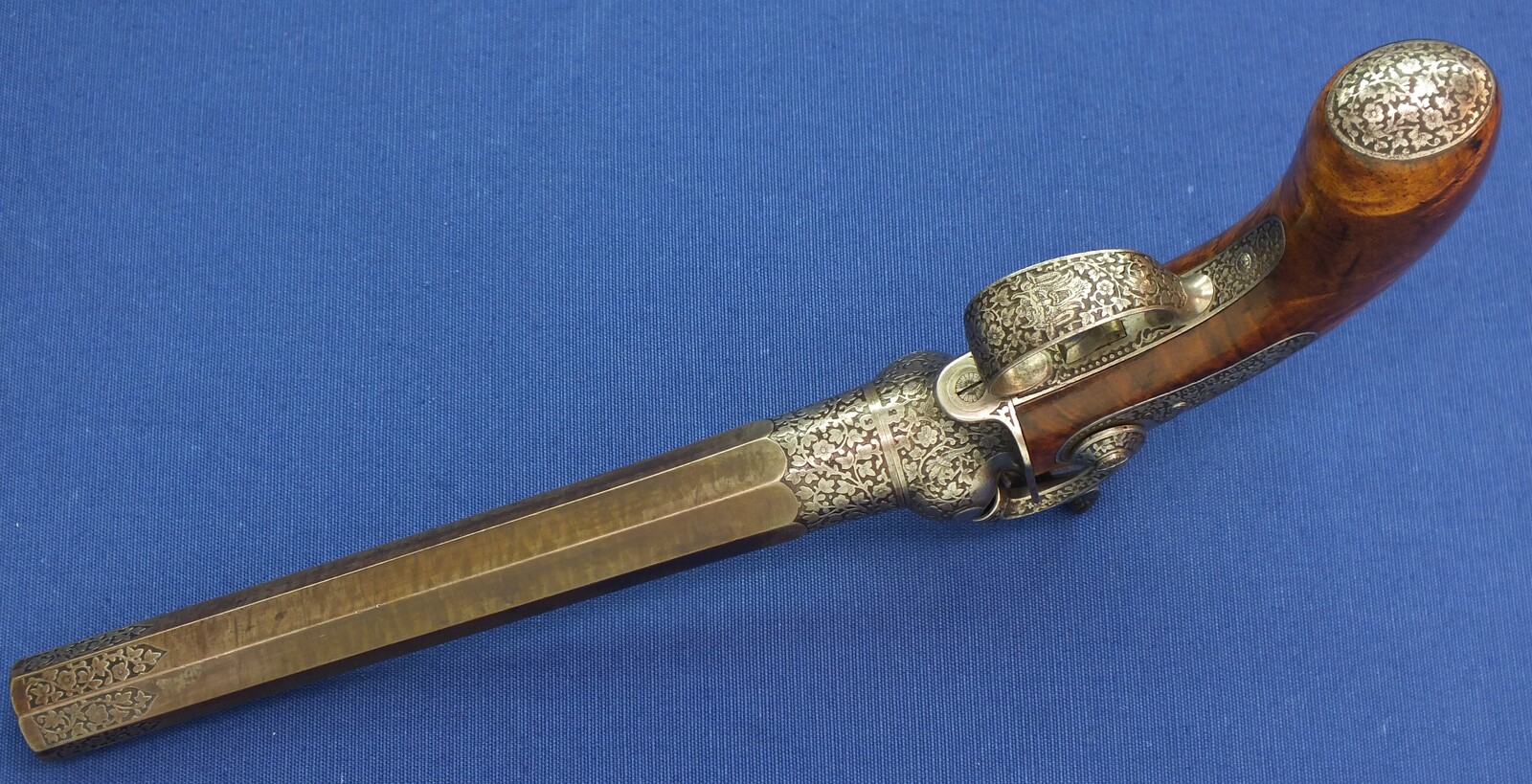A rare antique French engraved Lepage Moutier Arquebusier du Roy Superposed load Percussion Pistol. Caliber 16.5mm. Length 33,5cm. In very good condition.