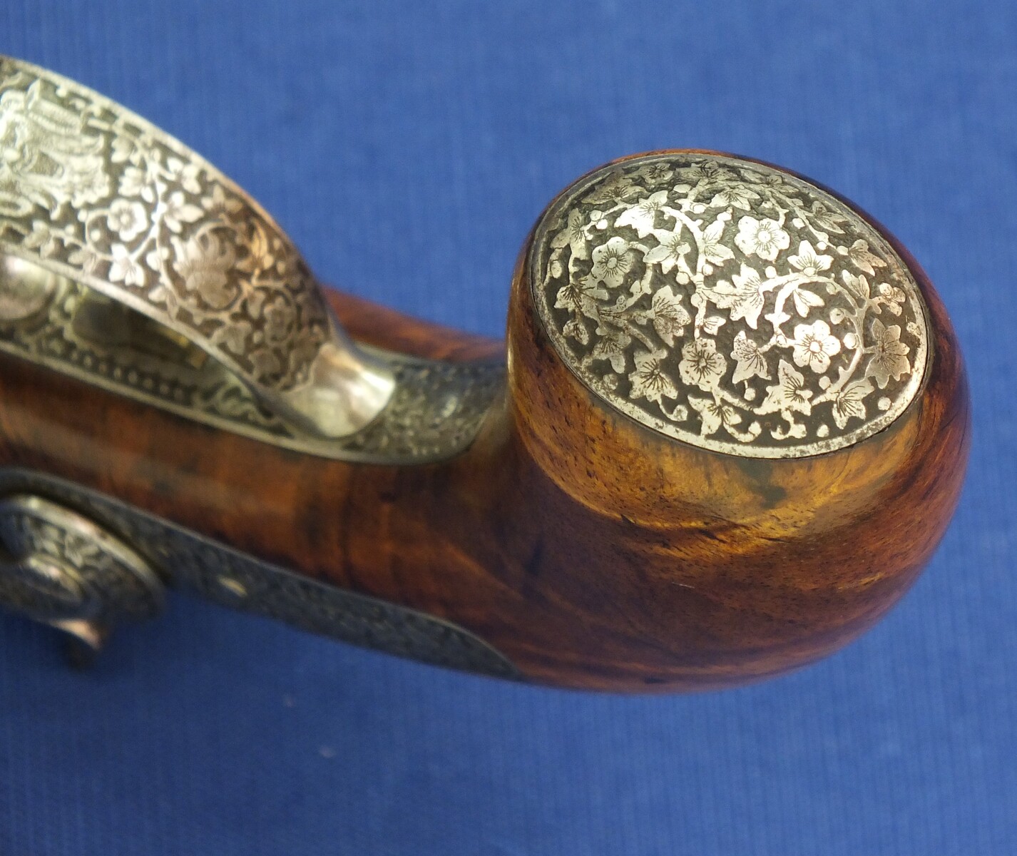 A rare antique French engraved Lepage Moutier Arquebusier du Roy Superposed load Percussion Pistol. Caliber 16.5mm. Length 33,5cm. In very good condition.
