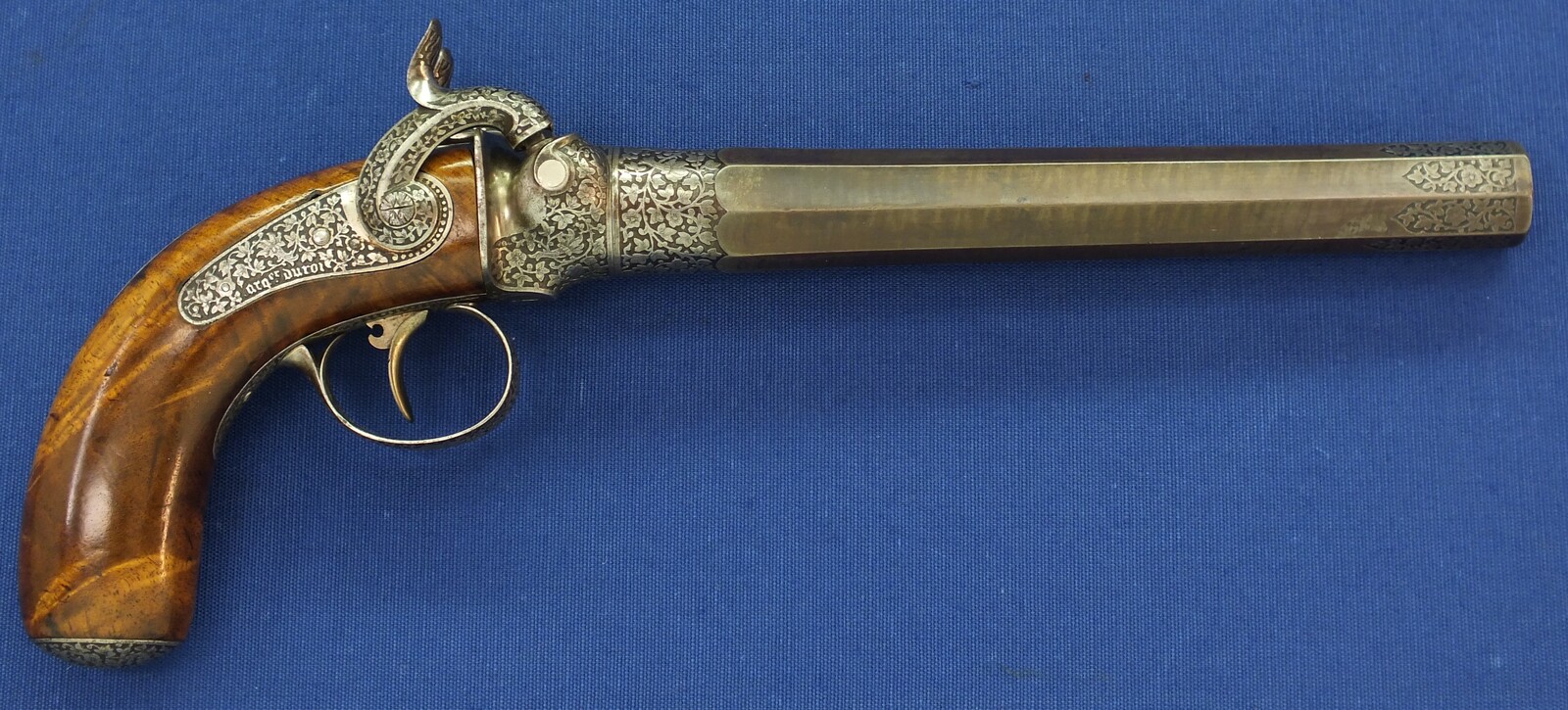 A rare antique French engraved Lepage Moutier Arquebusier du Roy Superposed load Percussion Pistol. Caliber 16.5mm. Length 33,5cm. In very good condition.