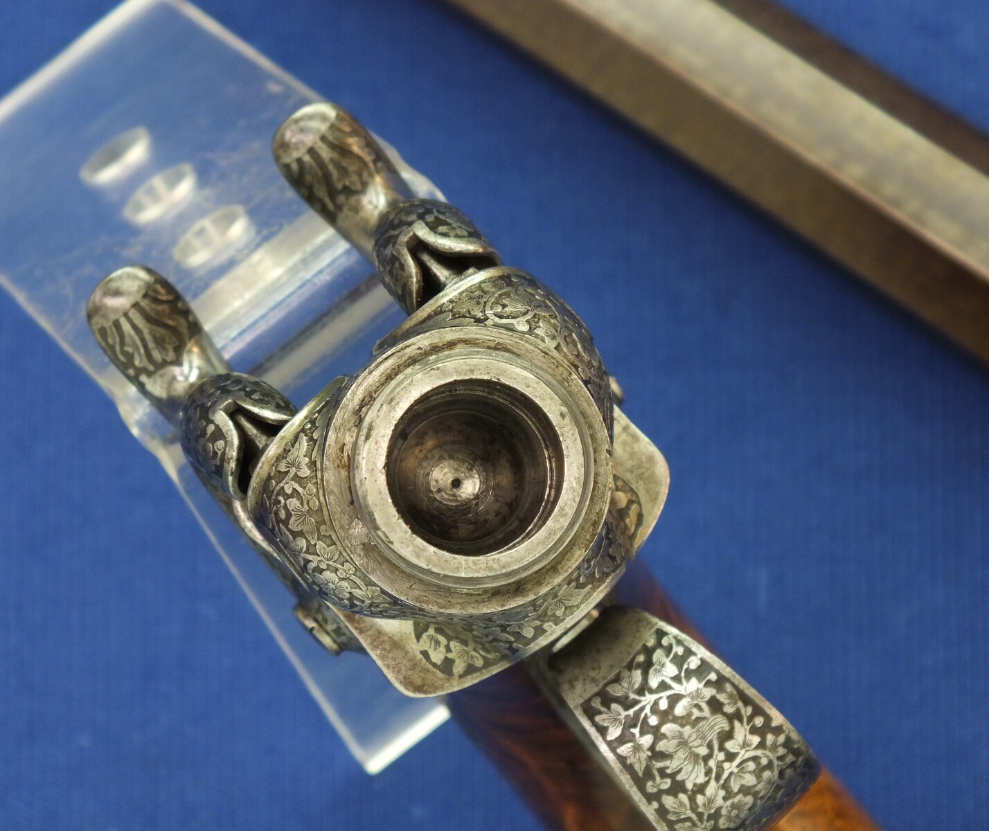 A rare antique French engraved Lepage Moutier Arquebusier du Roy Superposed load Percussion Pistol. Caliber 16.5mm. Length 33,5cm. In very good condition.