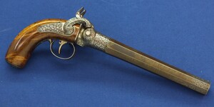 A rare antique French engraved Lepage Moutier Arquebusier du Roy Superposed load Percussion Pistol. Caliber 16.5mm. Length 33,5cm. In very good condition. Price 3.350 euro