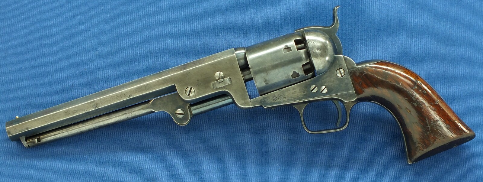 A rare antique London Colt Model 1851 6 shot Navy Percussion Revolver, British Government order for Crimean War. Caliber 36. Length 35cm. In very good condition. Price 2.750 euro.