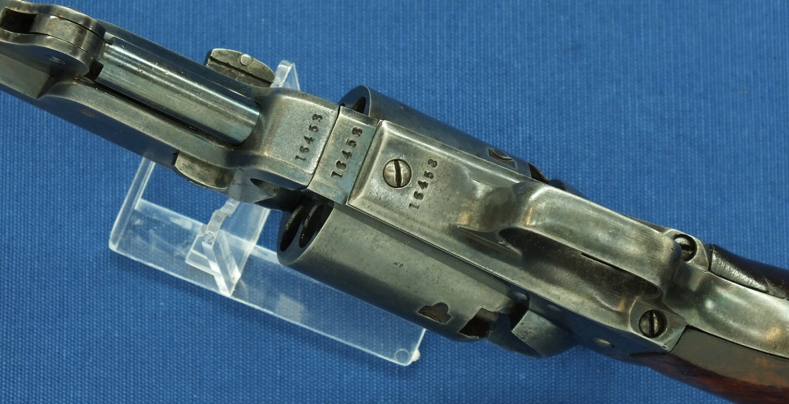 A rare antique London Colt Model 1851 6 shot Navy Percussion Revolver, British Government order for Crimean War. Caliber 36. Length 35cm. In very good condition. Price 2.750 euro.