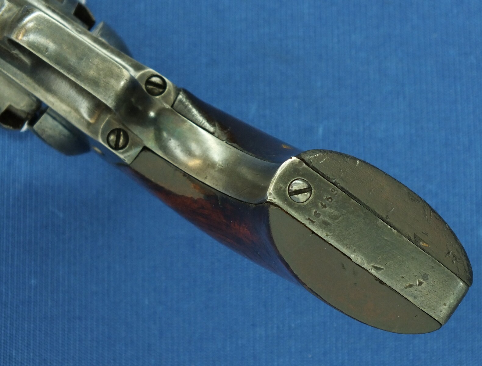 A rare antique London Colt Model 1851 6 shot Navy Percussion Revolver, British Government order for Crimean War. Caliber 36. Length 35cm. In very good condition. Price 2.750 euro.