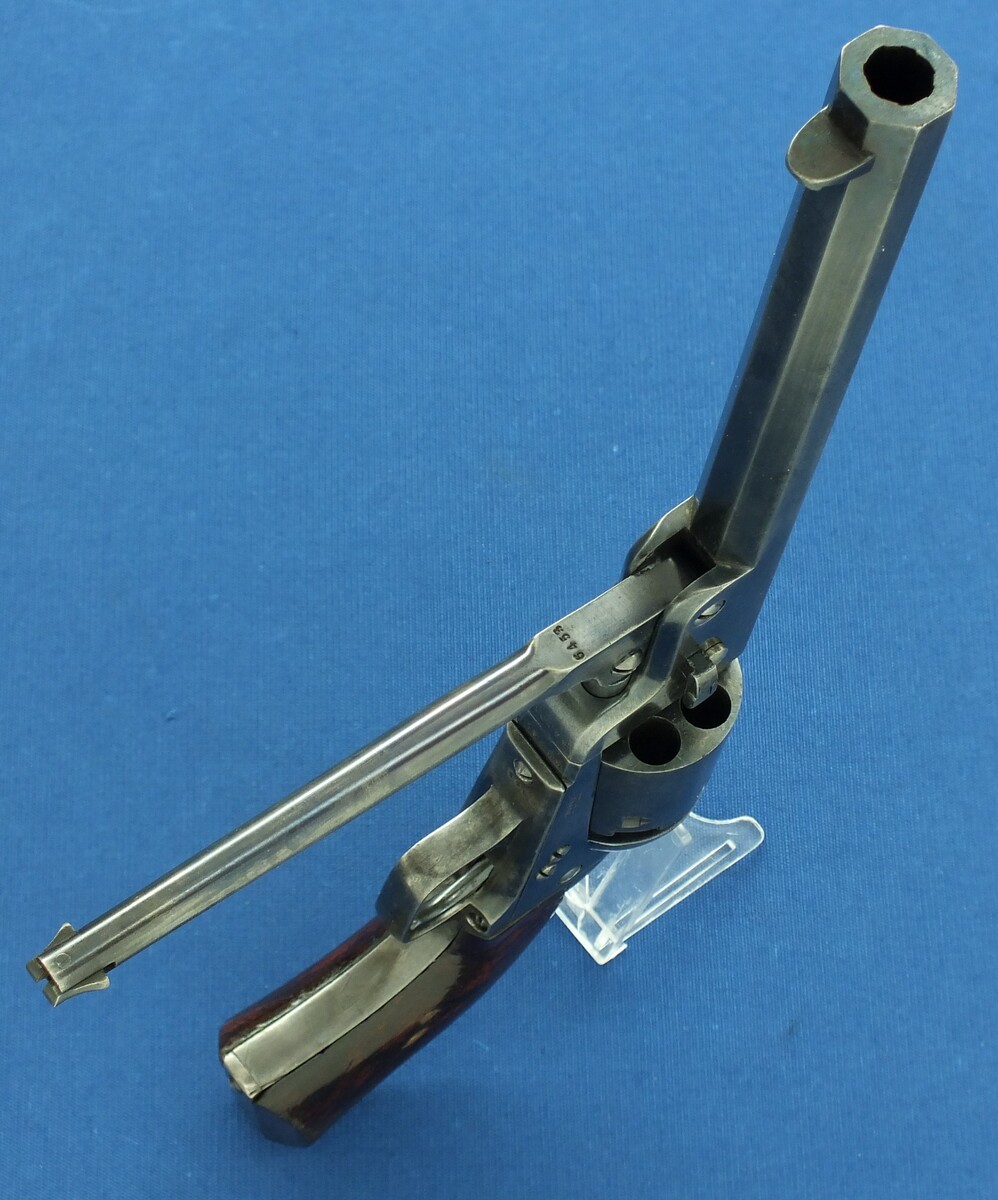 A rare antique London Colt Model 1851 6 shot Navy Percussion Revolver, British Government order for Crimean War. Caliber 36. Length 35cm. In very good condition. Price 2.750 euro.