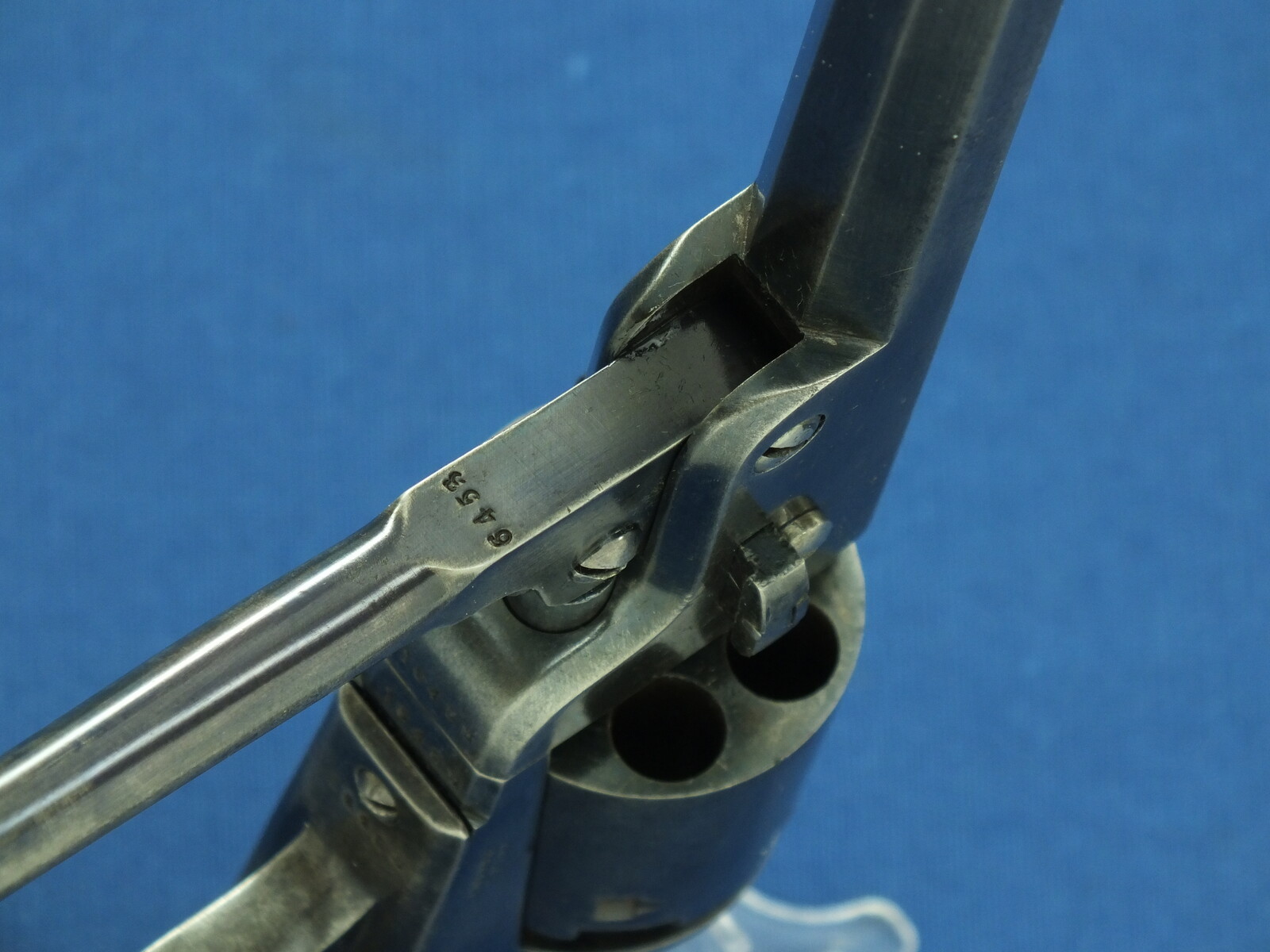 A rare antique London Colt Model 1851 6 shot Navy Percussion Revolver, British Government order for Crimean War. Caliber 36. Length 35cm. In very good condition. Price 2.750 euro.