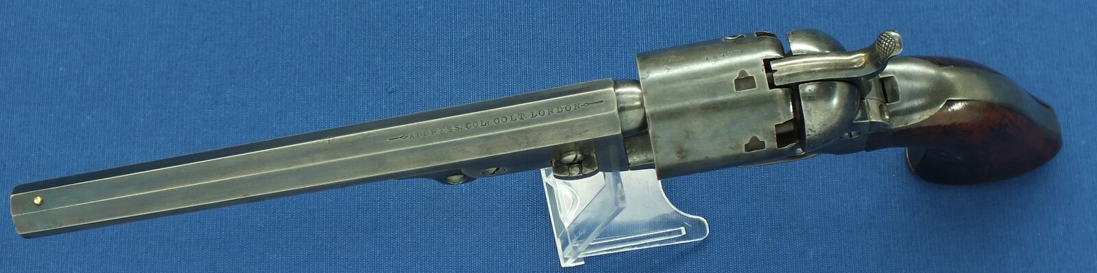 A rare antique London Colt Model 1851 6 shot Navy Percussion Revolver, British Government order for Crimean War. Caliber 36. Length 35cm. In very good condition. Price 2.750 euro.