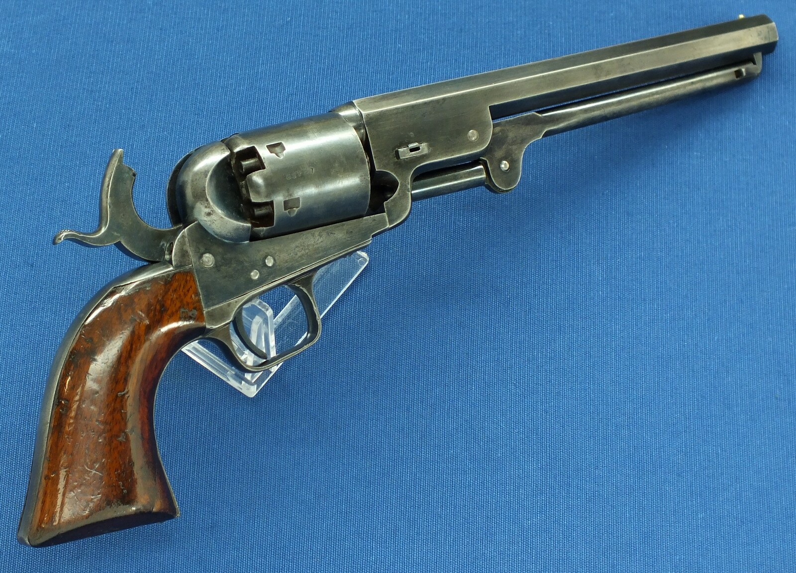 A rare antique London Colt Model 1851 6 shot Navy Percussion Revolver, British Government order for Crimean War. Caliber 36. Length 35cm. In very good condition. Price 2.750 euro.
