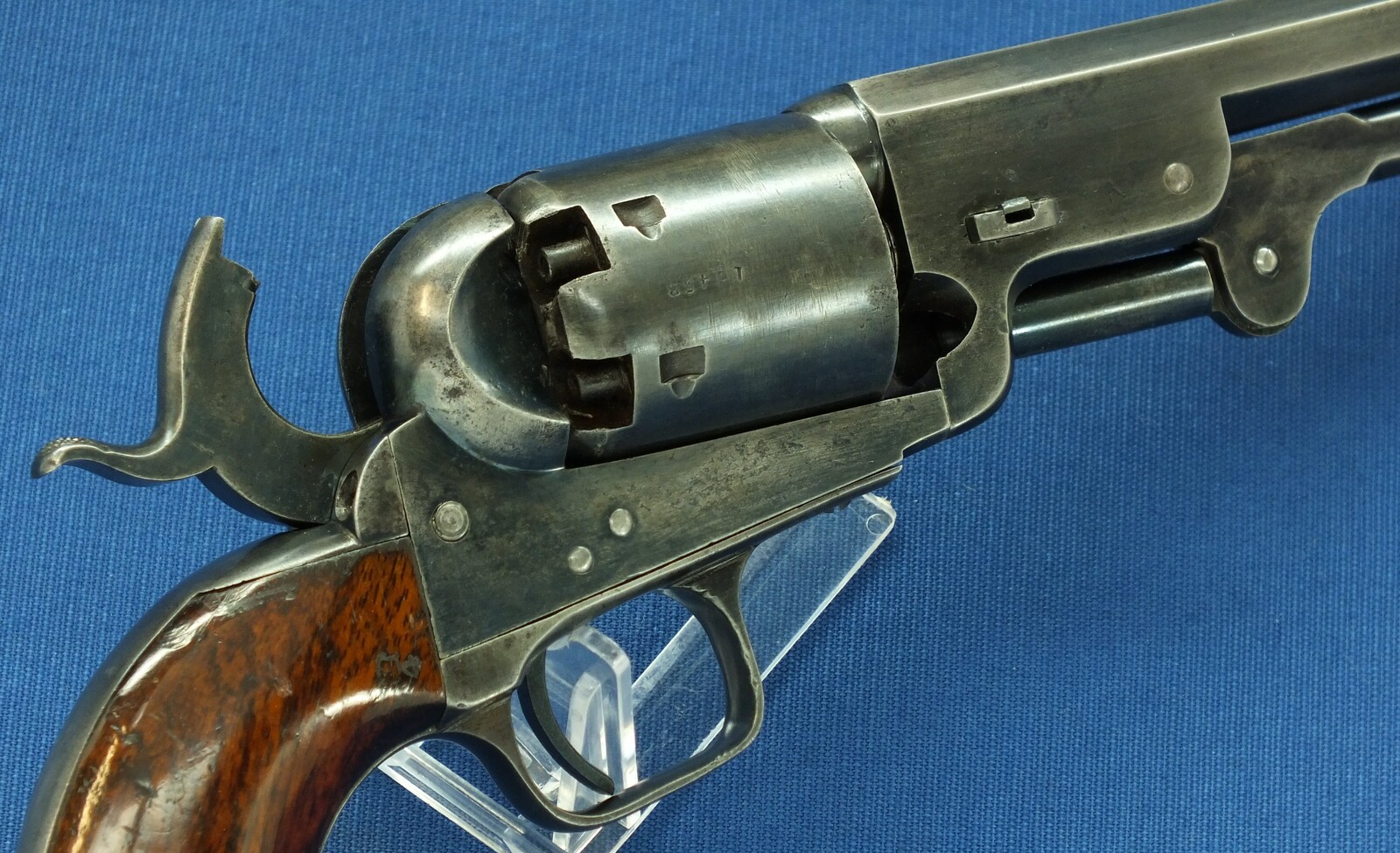 A rare antique London Colt Model 1851 6 shot Navy Percussion Revolver, British Government order for Crimean War. Caliber 36. Length 35cm. In very good condition. Price 2.750 euro.