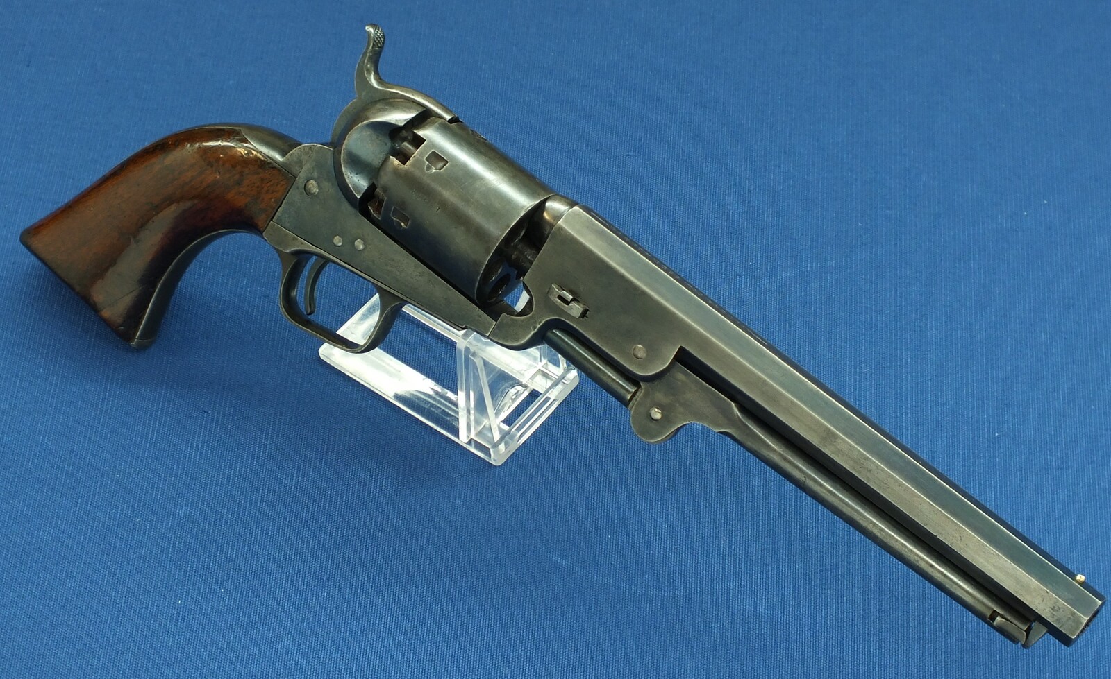 A rare antique London Colt Model 1851 6 shot Navy Percussion Revolver, British Government order for Crimean War. Caliber 36. Length 35cm. In very good condition. Price 2.750 euro.