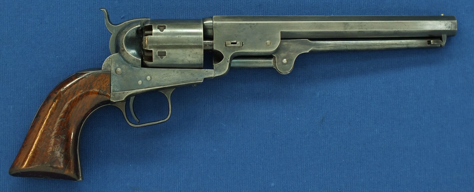 A rare antique London Colt Model 1851 6 shot Navy Percussion Revolver, British Government order for Crimean War. Caliber 36. Length 35cm. In very good condition. Price 2.750 euro.