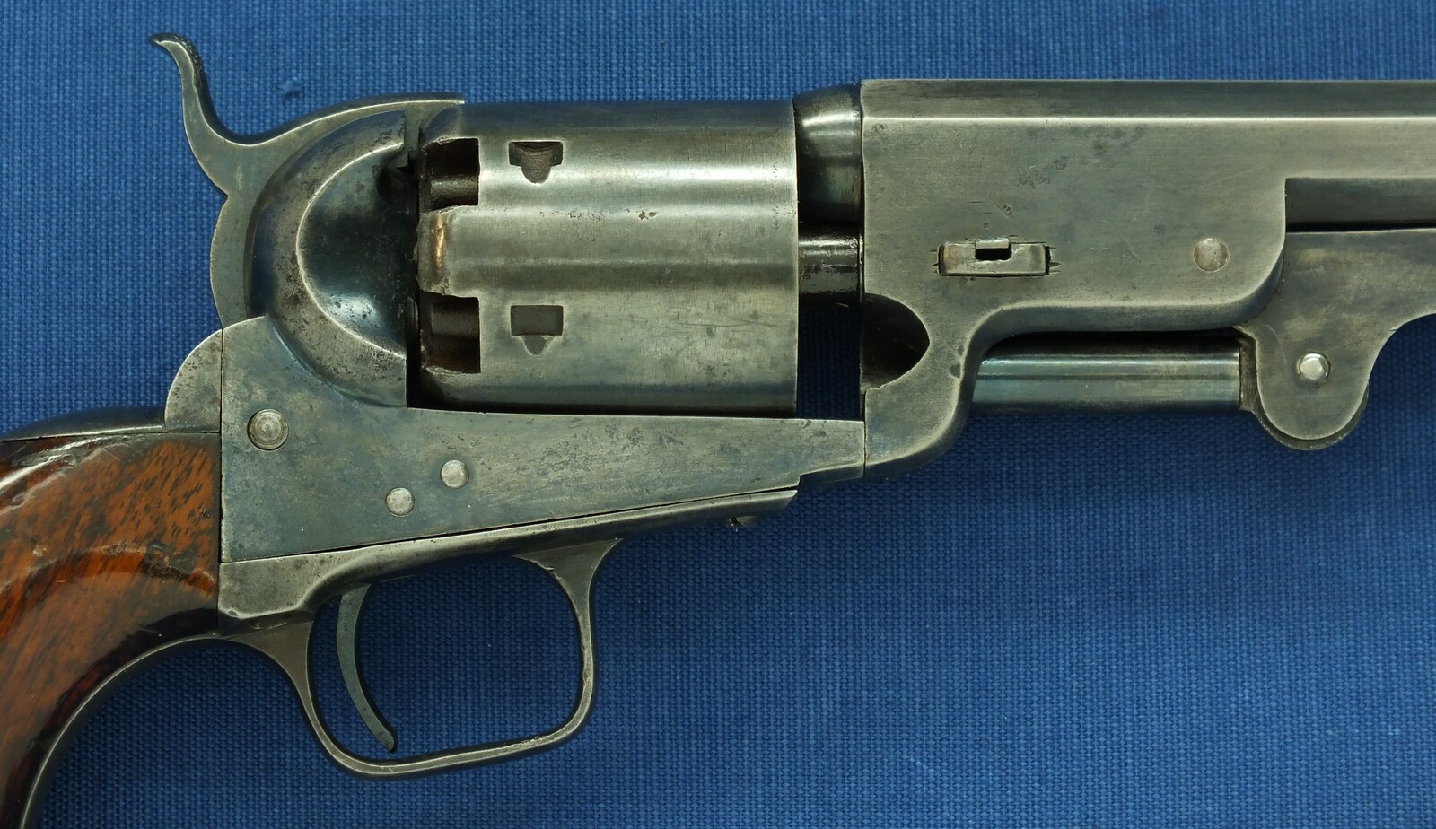 A rare antique London Colt Model 1851 6 shot Navy Percussion Revolver, British Government order for Crimean War. Caliber 36. Length 35cm. In very good condition. Price 2.750 euro.