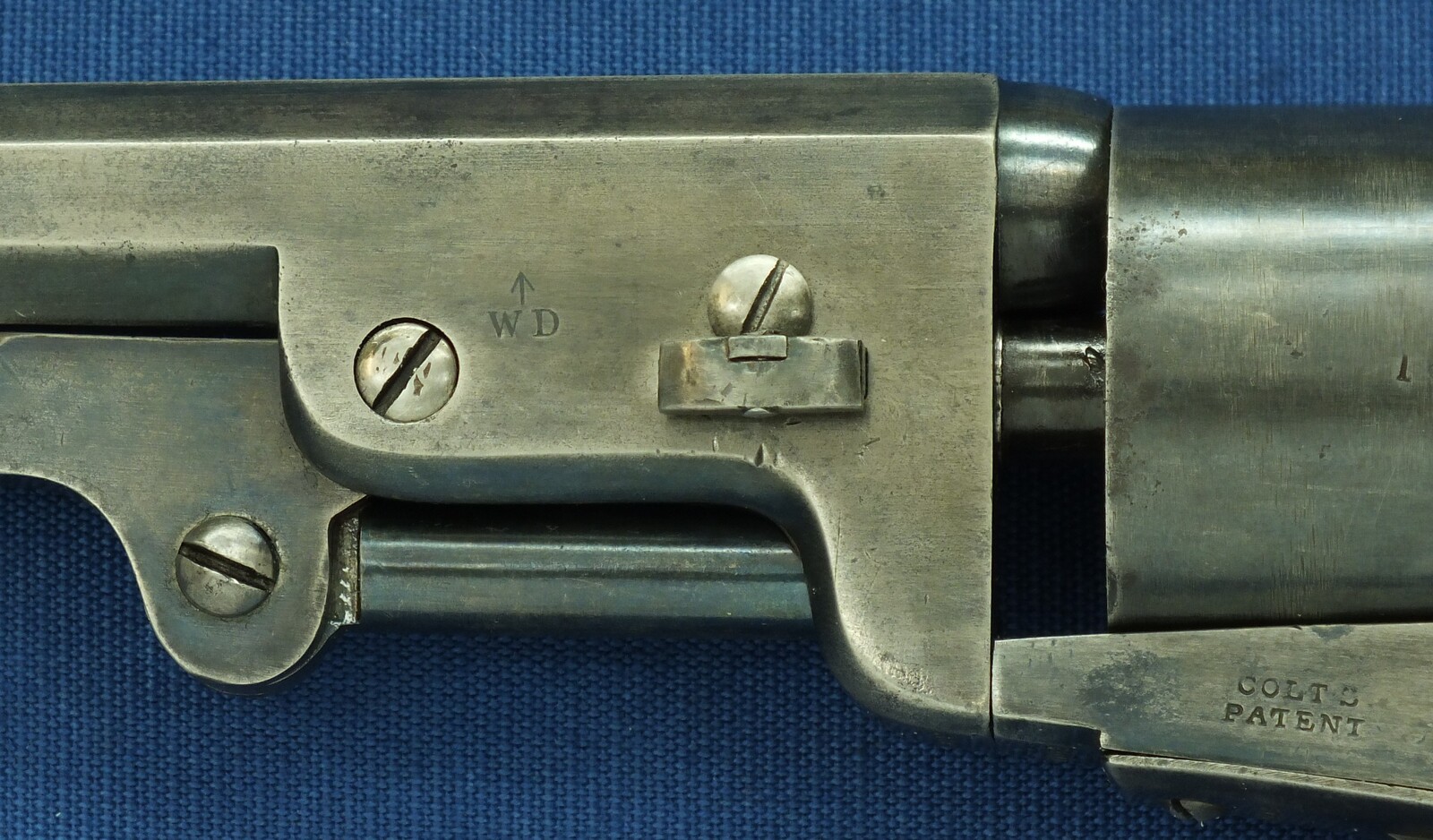 A rare antique London Colt Model 1851 6 shot Navy Percussion Revolver, British Government order for Crimean War. Caliber 36. Length 35cm. In very good condition. Price 2.750 euro.