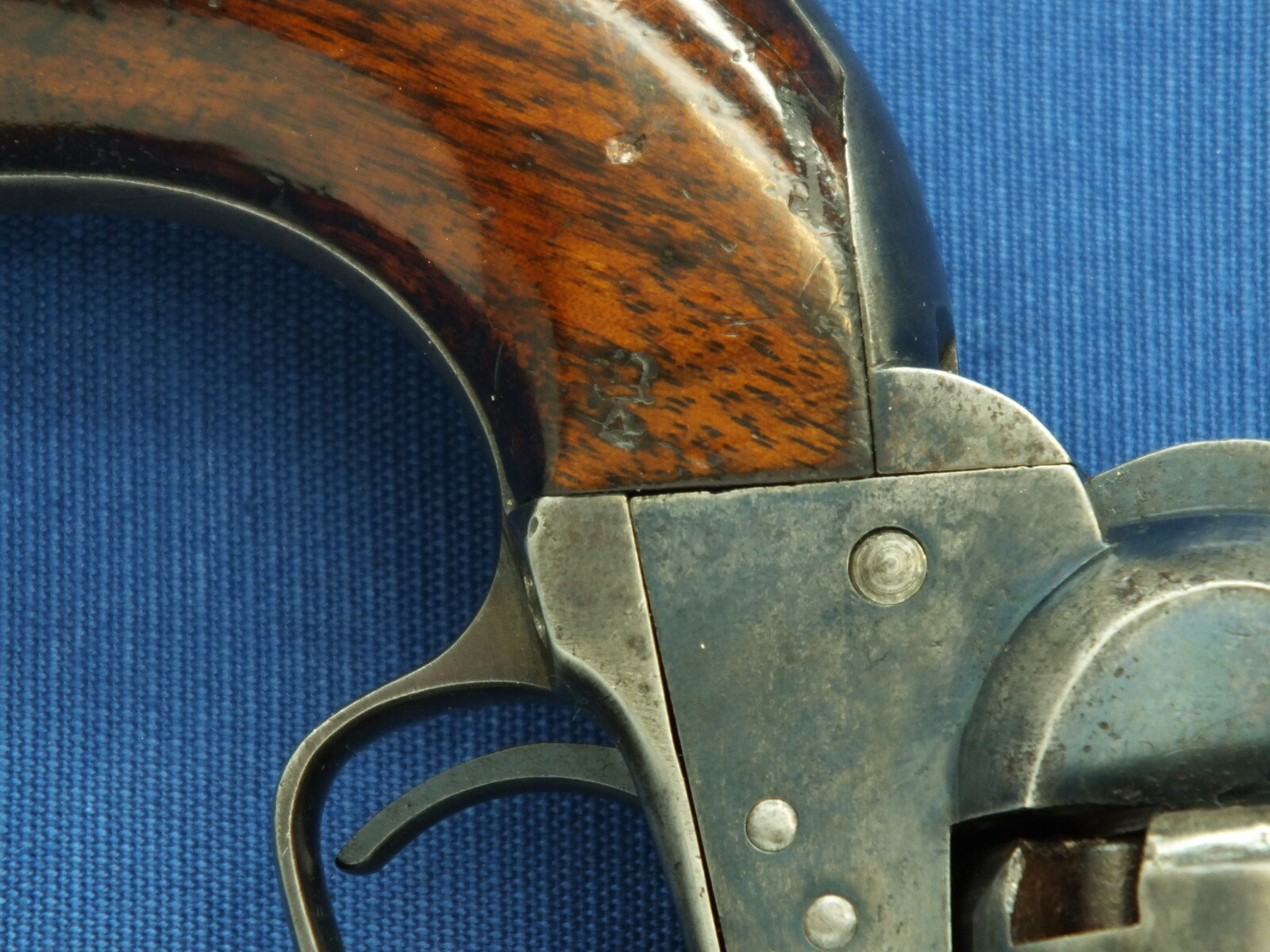 A rare antique London Colt Model 1851 6 shot Navy Percussion Revolver, British Government order for Crimean War. Caliber 36. Length 35cm. In very good condition. Price 2.750 euro.