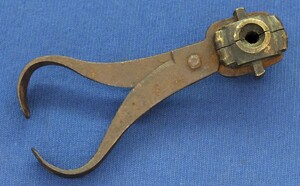 A rare antique pot shaped Iron and Bronze Bullet Mold with sprue cutter for caliber 14mm. Length 12cm. In very good condition. Price 170 euro.