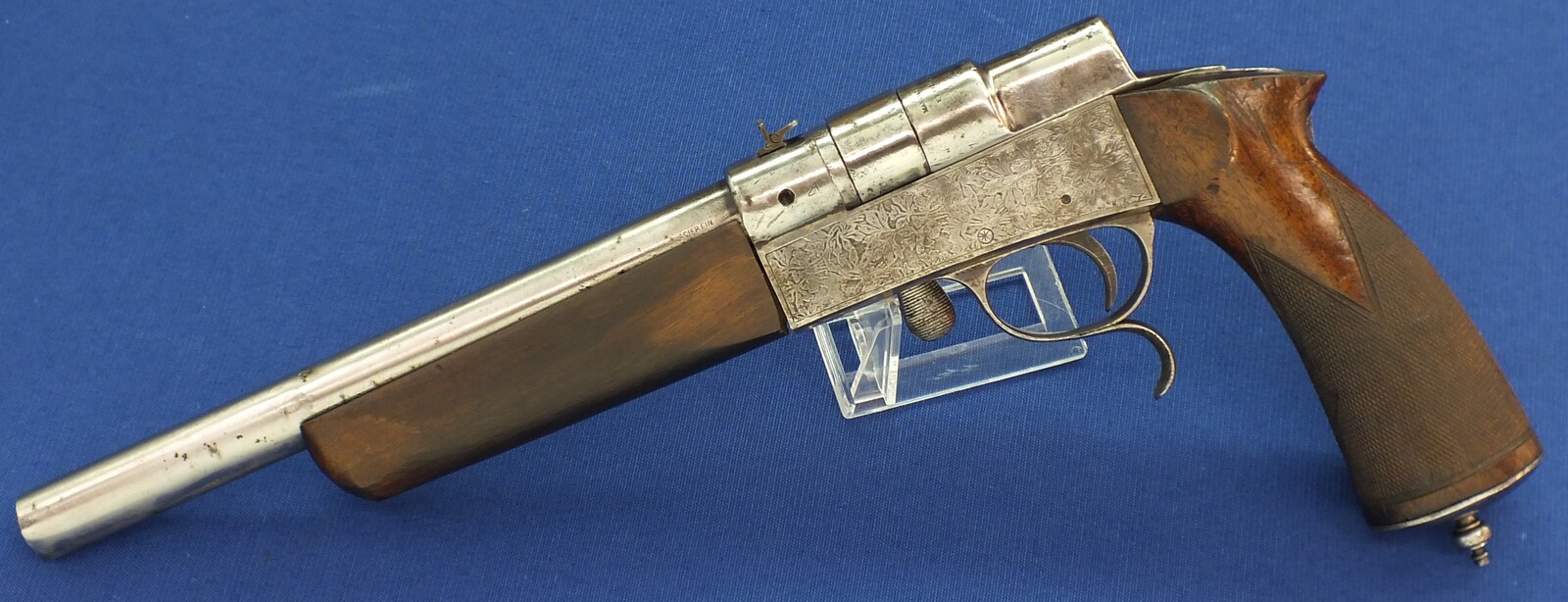 A rare French Buffalo-Stand Euréka bolt action 2 shot caliber 6mm and 9mm Rimfire Flobert Pistol. Length 40cm. In good condition. With original catalogue. Price 695 euro