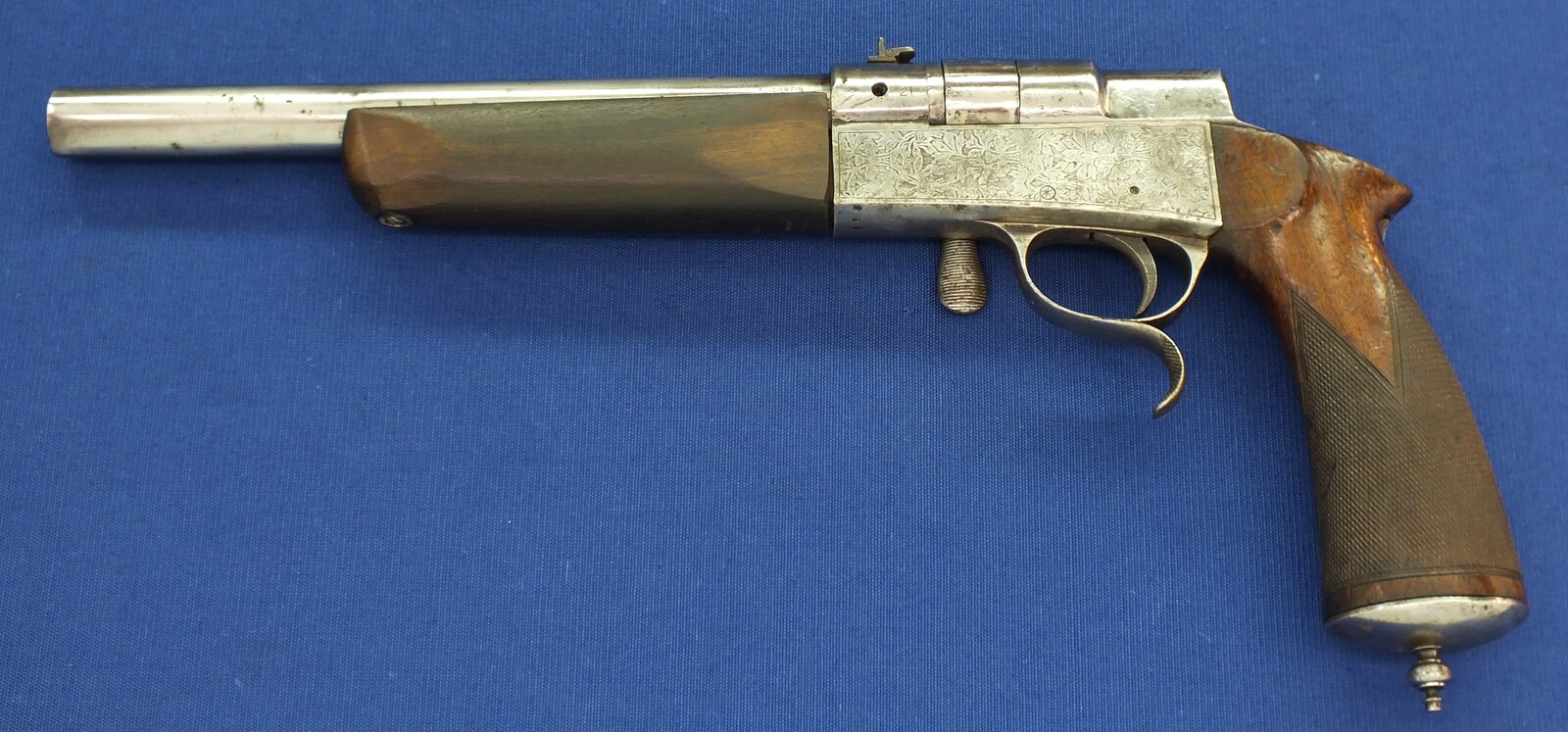 A rare French Buffalo-Stand Euréka bolt action 2 shot caliber 6mm and 9mm Rimfire Flobert Pistol. Length 40cm. In good condition. With original catalogue. Price 695 euro