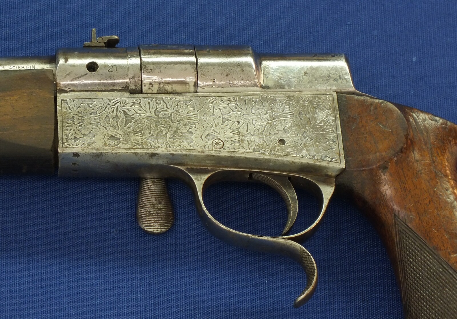 A rare French Buffalo-Stand Euréka bolt action 2 shot caliber 6mm and 9mm Rimfire Flobert Pistol. Length 40cm. In good condition. With original catalogue. Price 695 euro