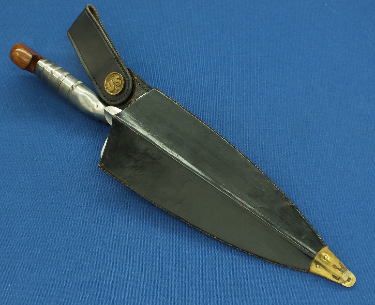 A reproduction American Rock Island Armory Springfield Model 1873 Trapdoor Rifle Trowel Bayonet with handle and scabbard. Length 44 cm. In very good condition. Price 225 euro