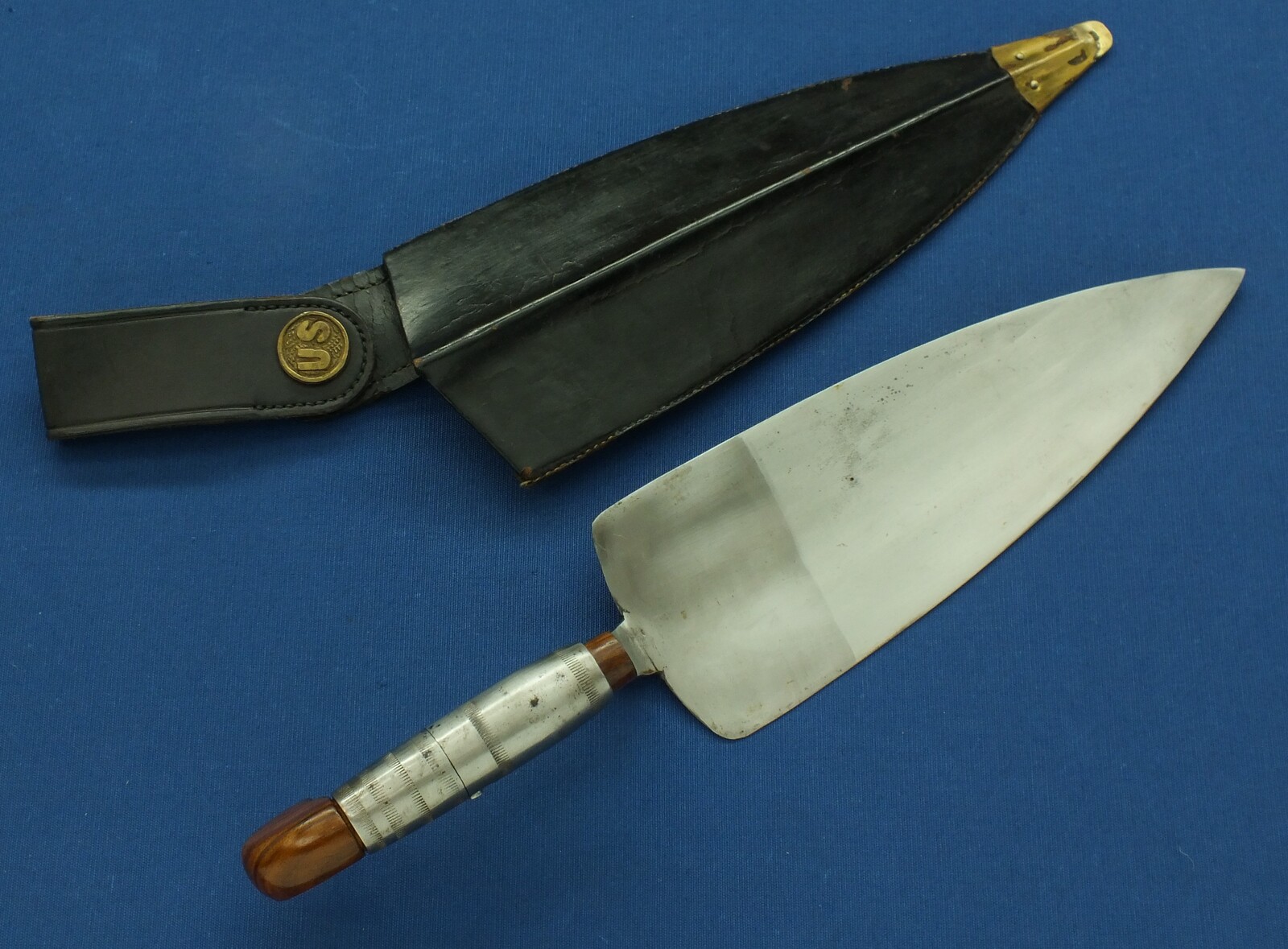 A reproduction American Rock Island Armory Springfield Model 1873 Trapdoor Rifle Trowel Bayonet with handle and scabbard. Length 44 cm. In very good condition. Price 225 euro