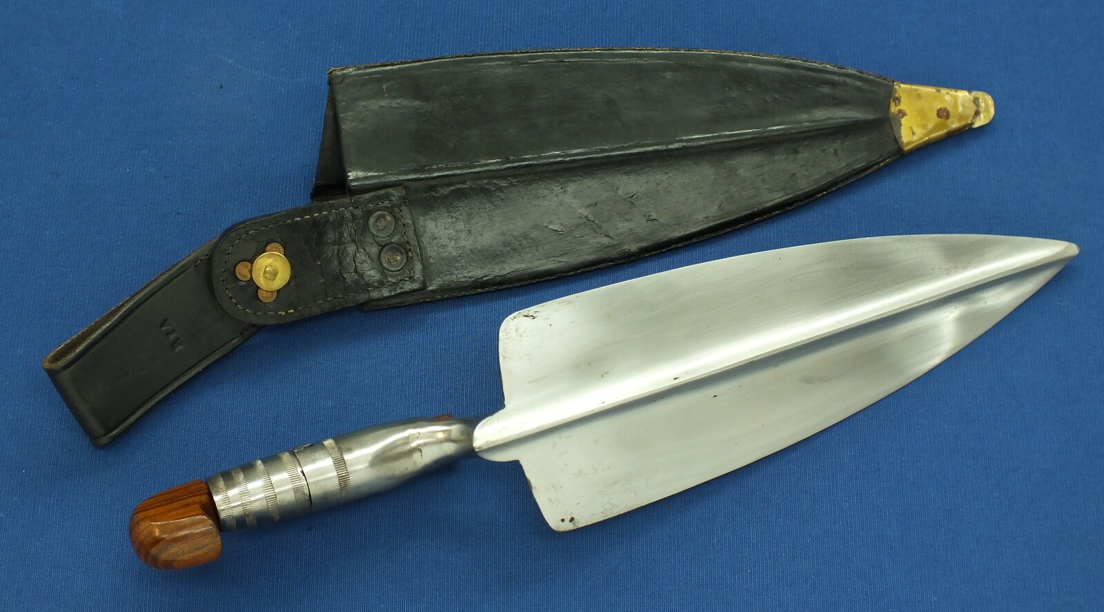A reproduction American Rock Island Armory Springfield Model 1873 Trapdoor Rifle Trowel Bayonet with handle and scabbard. Length 44 cm. In very good condition. Price 225 euro