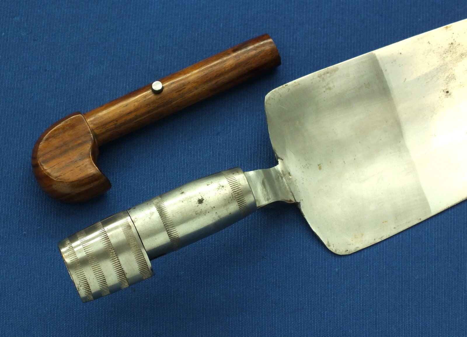 A reproduction American Rock Island Armory Springfield Model 1873 Trapdoor Rifle Trowel Bayonet with handle and scabbard. Length 44 cm. In very good condition. Price 225 euro