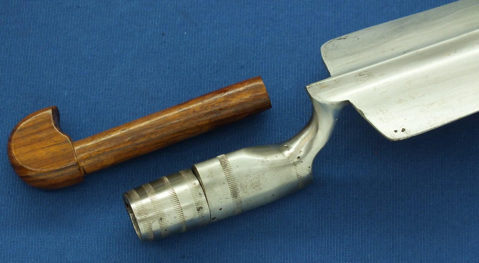 A reproduction American Rock Island Armory Springfield Model 1873 Trapdoor Rifle Trowel Bayonet with handle and scabbard. Length 44 cm. In very good condition. Price 225 euro