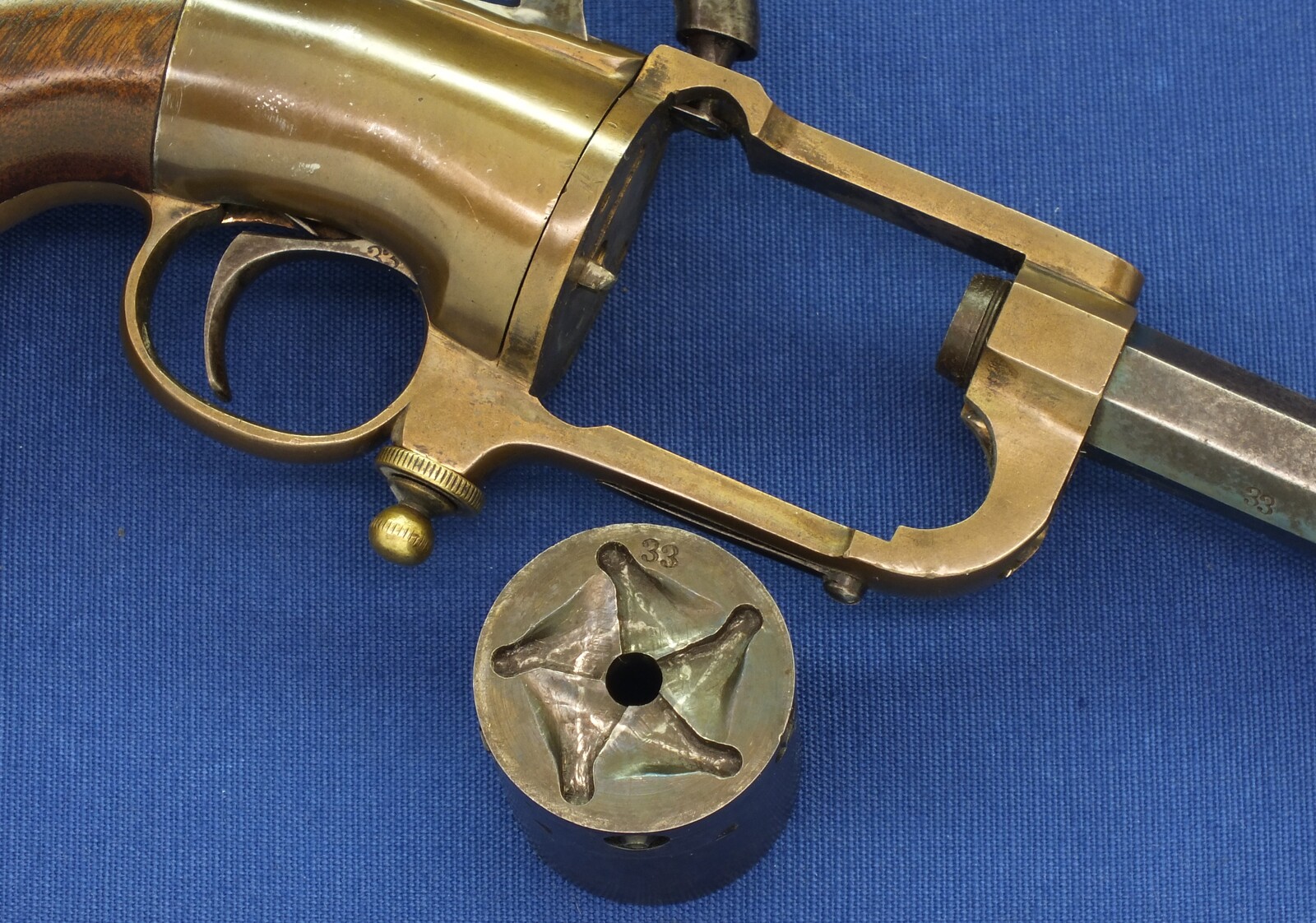 A scarce American Civil War Butterfield Army Model 5 shot Percussion Revolver with special Disk Priming Mechanism fitted in Brass Frame, 5 shot, .41 caliber , 7 inch barrel,  length 36 cm, in very good condition. Price 9.950 euro