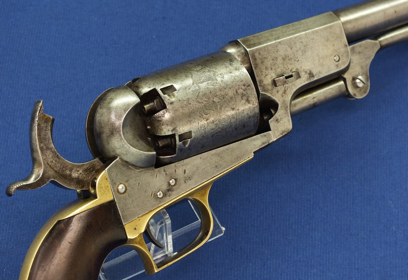 A scarce and fine antique American Colt second Model Dragoon 6 shot 44 caliber single action Percussion Revolver. 7,5 inch barrel with new York address. Length 38cm. In very good condition. Price 14.950 euro