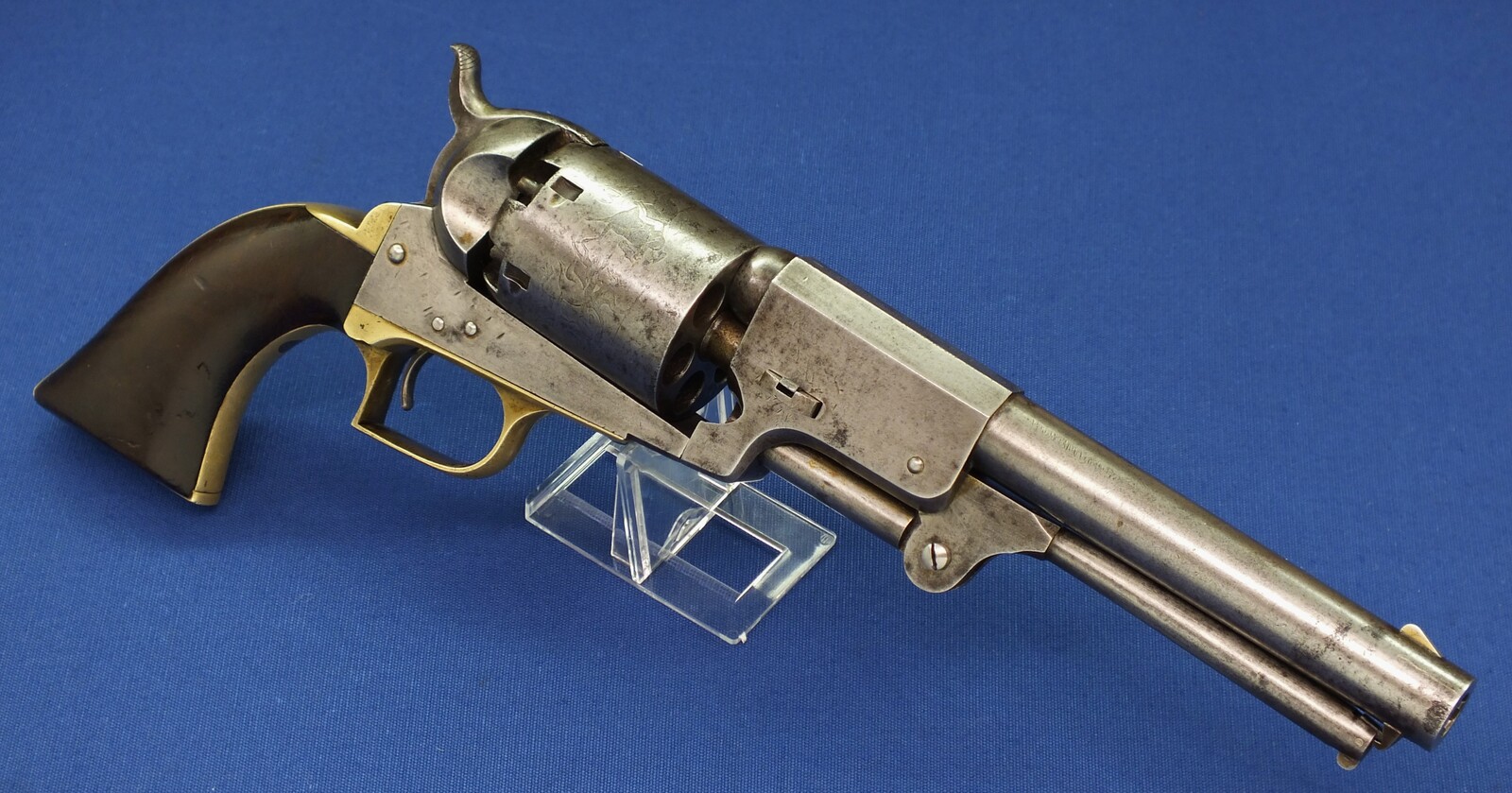 A scarce and fine antique American Colt second Model Dragoon 6 shot 44 caliber single action Percussion Revolver. 7,5 inch barrel with new York address. Length 38cm. In very good condition. Price 14.950 euro