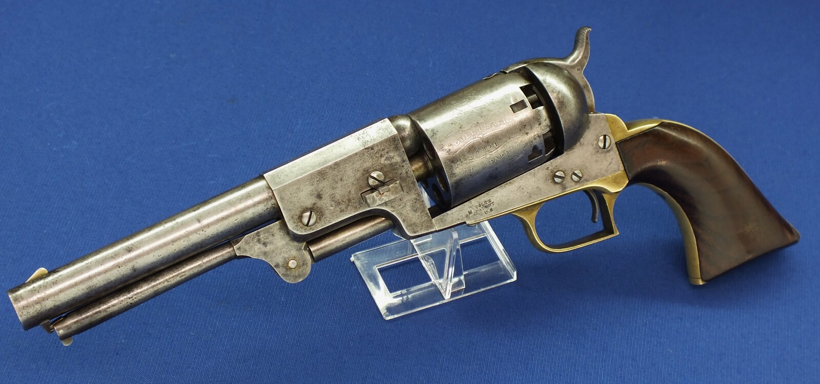 A scarce and fine antique American Colt second Model Dragoon 6 shot 44 caliber single action Percussion Revolver. 7,5 inch barrel with new York address. Length 38cm. In very good condition. Price 14.950 euro