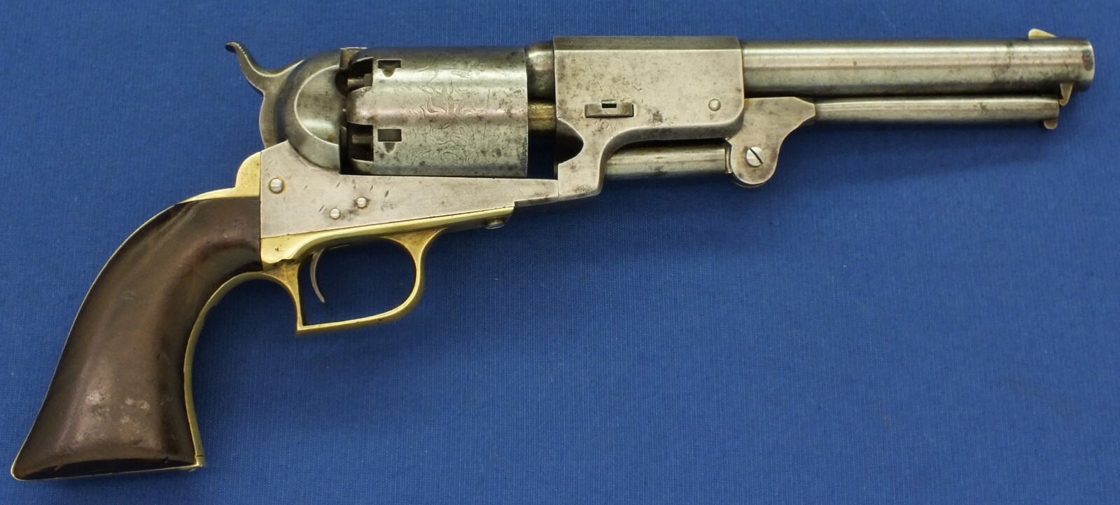 A scarce and fine antique American Colt second Model Dragoon 6 shot 44 caliber single action Percussion Revolver. 7,5 inch barrel with new York address. Length 38cm. In very good condition. Price 14.950 euro