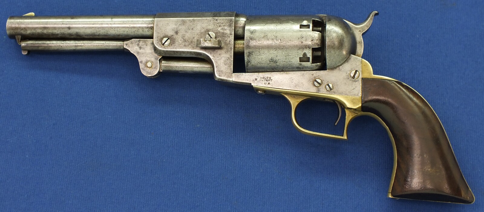 A scarce and fine antique American Colt second Model Dragoon 6 shot 44 caliber single action Percussion Revolver. 7,5 inch barrel with new York address. Length 38cm. In very good condition. Price 14.950 euro